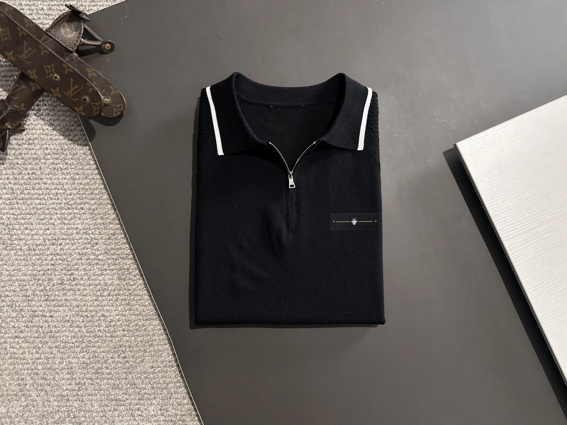 🅿️320 shipped next day. High-quality Dior 2025 spring and summer new men's lapel short-sleeved T-shirt. Made of combed cotton yarn knitted cotton fabric. Pure cotton high-weight special yarn. It feels heavy when weighed. The upper body is also more textured than ordinary T-shirts. This texture can cope with the weather easily and is suitable for both hot and cold! The pattern on the chest adopts three-dimensional embroidery technology, and is perfectly produced stitch by stitch with reference to the original version! Loose fit design, looks noble. Size: M to XXXL