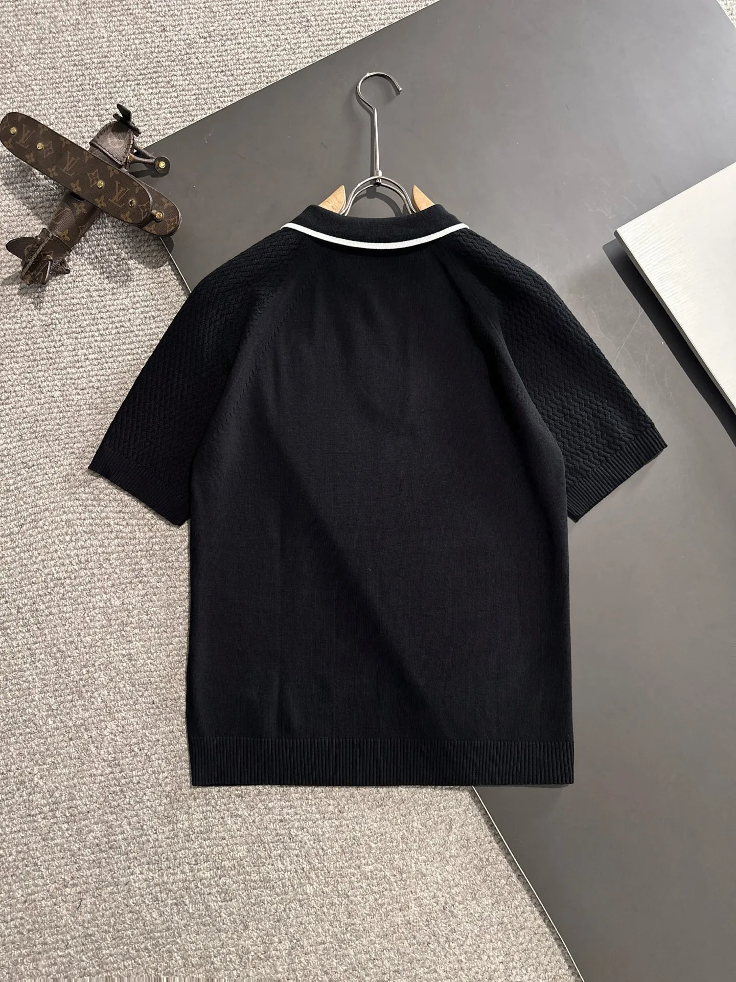 🅿️320 shipped next day. High-quality Dior 2025 spring and summer new men's lapel short-sleeved T-shirt. Made of combed cotton yarn knitted cotton fabric. Pure cotton high-weight special yarn. It feels heavy when weighed. The upper body is also more textured than ordinary T-shirts. This texture can cope with the weather easily and is suitable for both hot and cold! The pattern on the chest adopts three-dimensional embroidery technology, and is perfectly produced stitch by stitch with reference to the original version! Loose fit design, looks noble. Size: M to XXXL