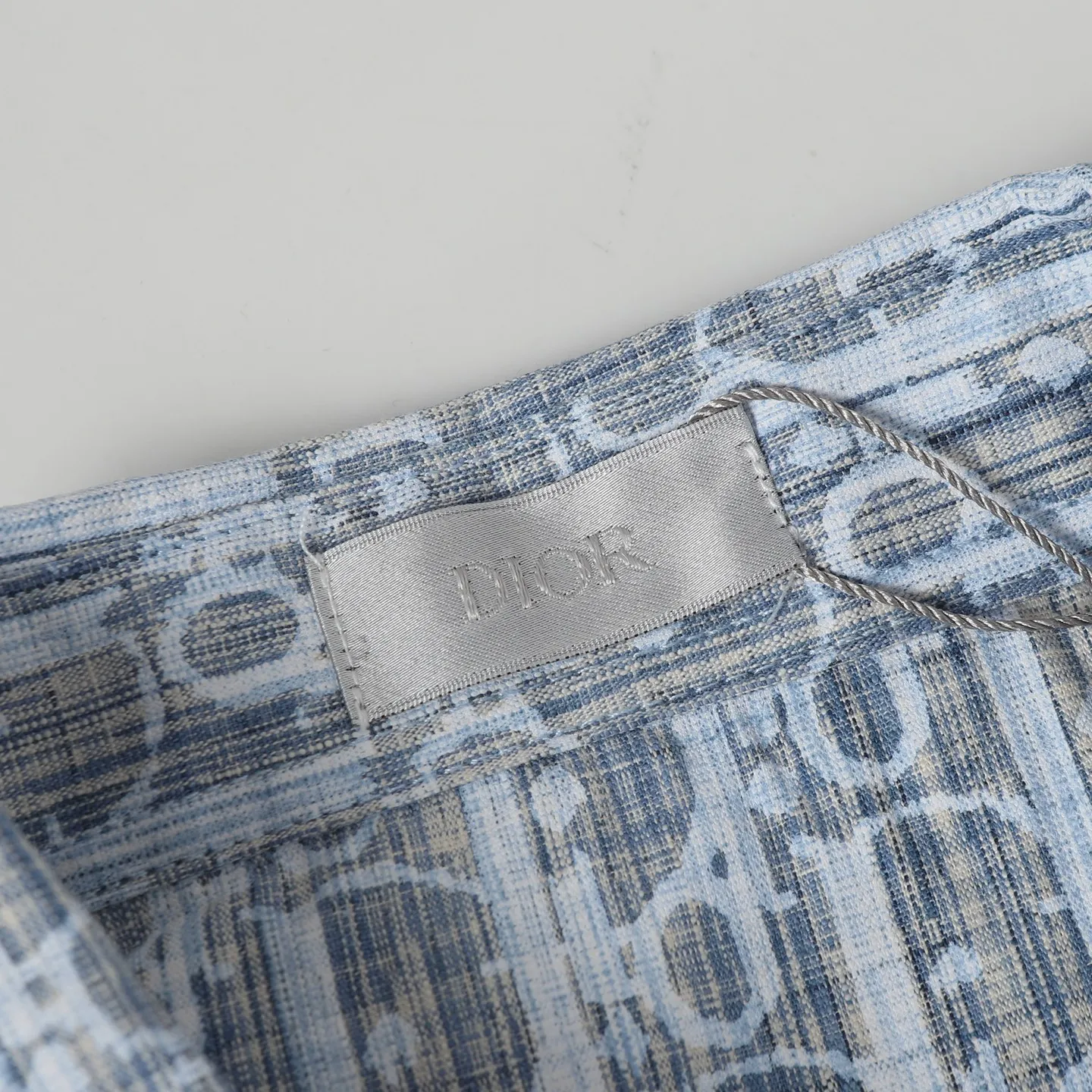 🅿️410 (original quality) CD 20FW full-print jacquard denim shirt, originally purchased for 14,500, different from the market version, exclusive molding and custom-made aluminum buckles, not easy to rust after long-term storage after washing. The "D1OR" letters on the small buttons on the pockets are clearly visible. The letters on the fabric are printed using a discharge printing process, which is to change the original color of the yarn to white and gray. It is not the so-called printed or jacquard fabric on the market. The texture of the fabric is thick and stiff, and it is not the soft and thin material on the market. Pay attention to the distinction. The fabric characteristics are not easy to wrinkle. The dyeing yarn 100% restores the original color, which is an instant hit on the market version. size: 38 39 40 41