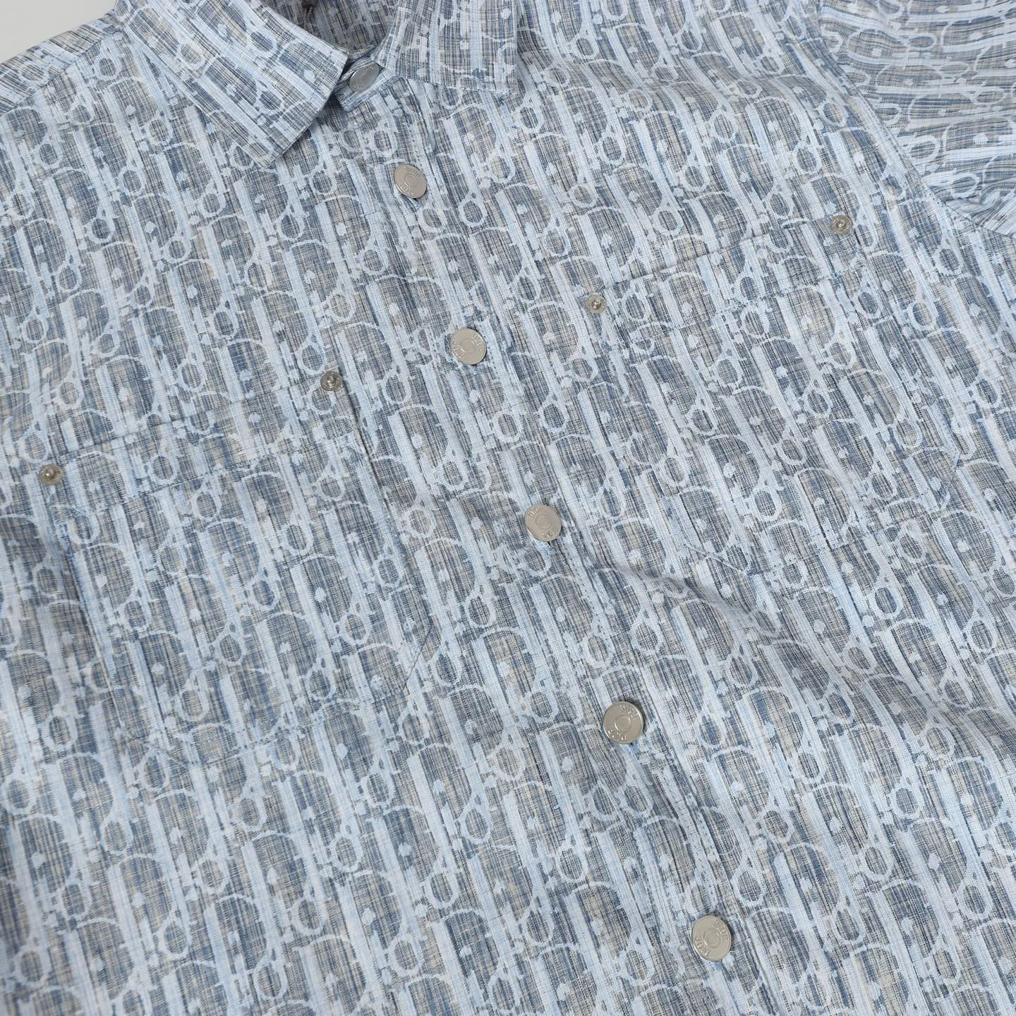 🅿️410 (original quality) CD 20FW full-print jacquard denim shirt, originally purchased for 14,500, different from the market version, exclusive molding and custom-made aluminum buckles, not easy to rust after long-term storage after washing. The "D1OR" letters on the small buttons on the pockets are clearly visible. The letters on the fabric are printed using a discharge printing process, which is to change the original color of the yarn to white and gray. It is not the so-called printed or jacquard fabric on the market. The texture of the fabric is thick and stiff, and it is not the soft and thin material on the market. Pay attention to the distinction. The fabric characteristics are not easy to wrinkle. The dyeing yarn 100% restores the original color, which is an instant hit on the market version. size: 38 39 40 41
