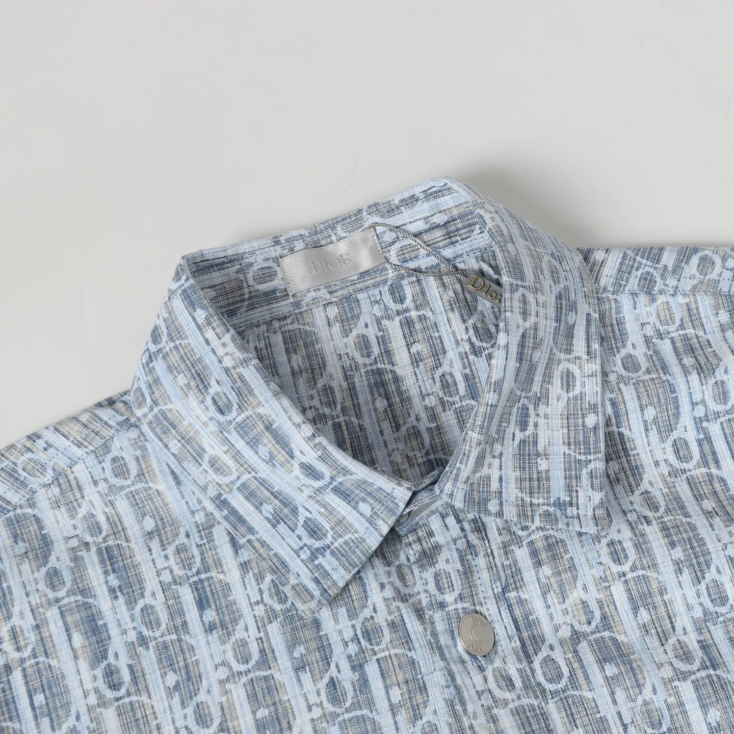 🅿️410 (original quality) CD 20FW full-print jacquard denim shirt, originally purchased for 14,500, different from the market version, exclusive molding and custom-made aluminum buckles, not easy to rust after long-term storage after washing. The "D1OR" letters on the small buttons on the pockets are clearly visible. The letters on the fabric are printed using a discharge printing process, which is to change the original color of the yarn to white and gray. It is not the so-called printed or jacquard fabric on the market. The texture of the fabric is thick and stiff, and it is not the soft and thin material on the market. Pay attention to the distinction. The fabric characteristics are not easy to wrinkle. The dyeing yarn 100% restores the original color, which is an instant hit on the market version. size: 38 39 40 41