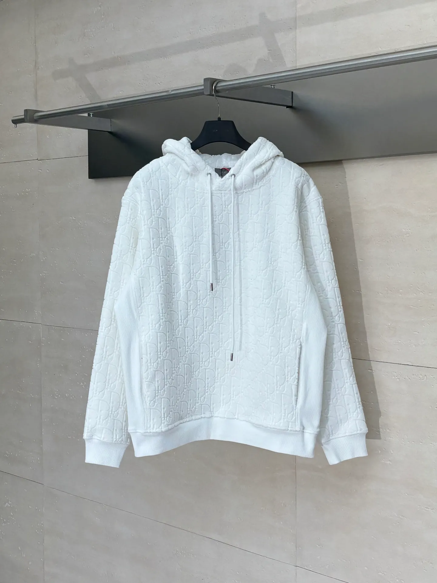 🅿️550 Dio*/Dior Obliave terry cotton hooded sweatshirt with all-over jacquard lettering. Customized Dior jacquard fabric. Soft to the touch and comfortable against the skin. Decorated with jacquard patterns of the same tone on the front. Delicately intertwined and dazzling. Like artistic brushstrokes gently swaying on a soft towel. Faint dark patterns highlight nobility and elegance. Size: S/M/L/XL
