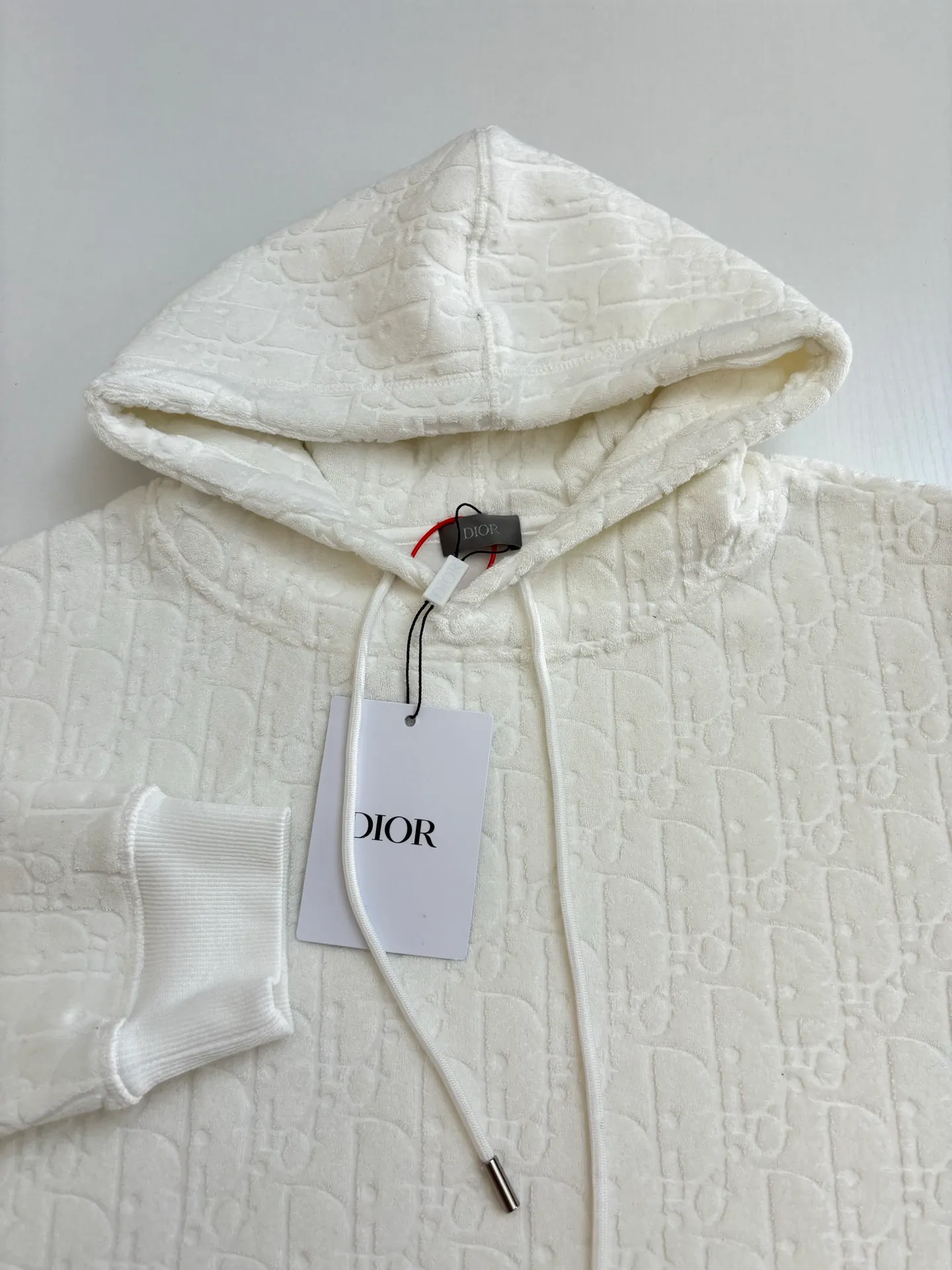 🅿️550 Dio*/Dior Obliave terry cotton hooded sweatshirt with all-over jacquard lettering. Customized Dior jacquard fabric. Soft to the touch and comfortable against the skin. Decorated with jacquard patterns of the same tone on the front. Delicately intertwined and dazzling. Like artistic brushstrokes gently swaying on a soft towel. Faint dark patterns highlight nobility and elegance. Size: S/M/L/XL