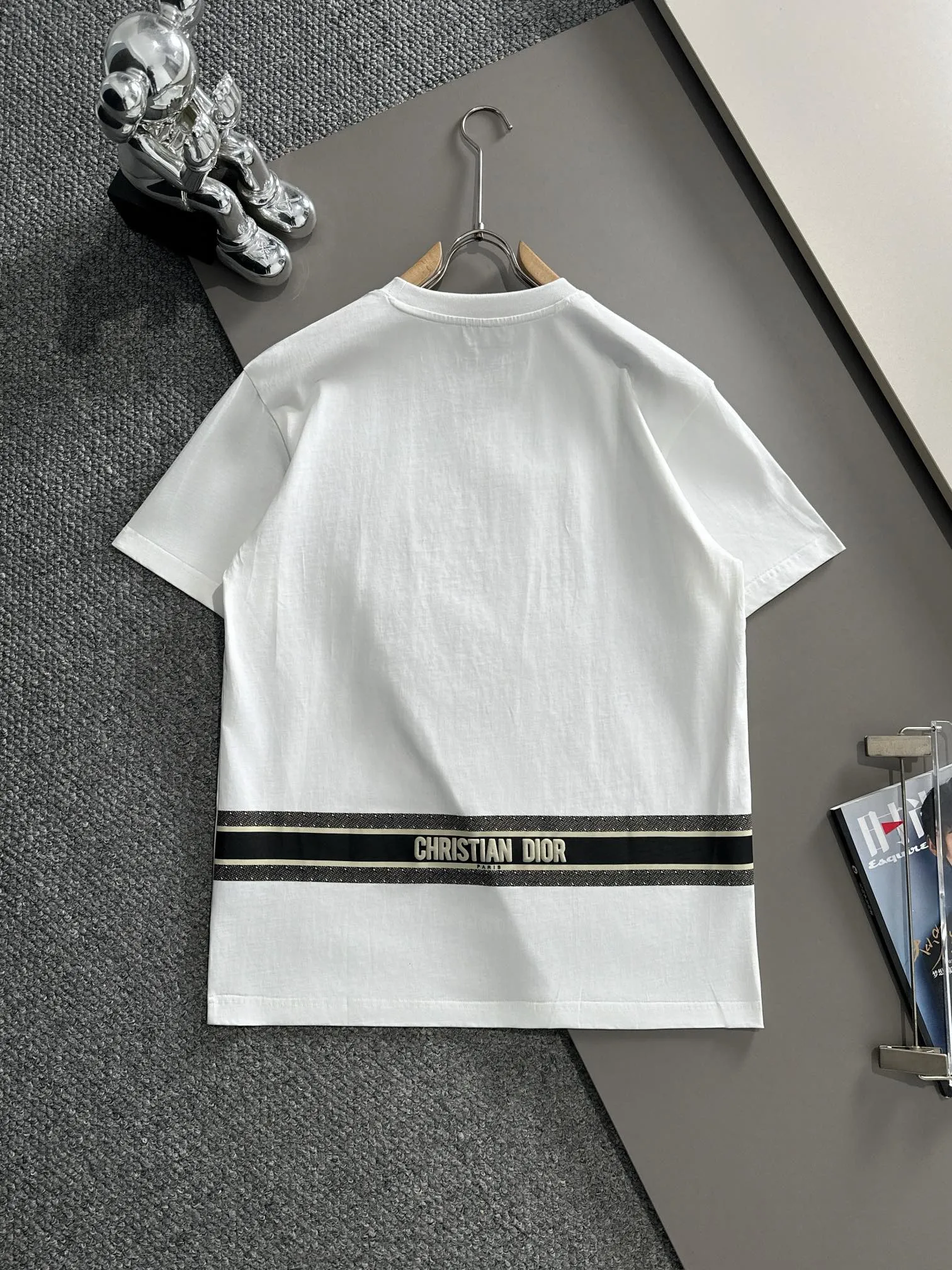 🅿️170 (arrives the next day) Dior 2025 new style patch embroidered letter logo, flocked foam stripes on the back, same style for men and women, short-sleeved T-shirt ·Customized 260g 100% double yarn pure cotton fabric ·Custom dyed 32 count double-strand thread ·Collar label, hangtag, main mark and three labels complete Color: White Size: XS S M L