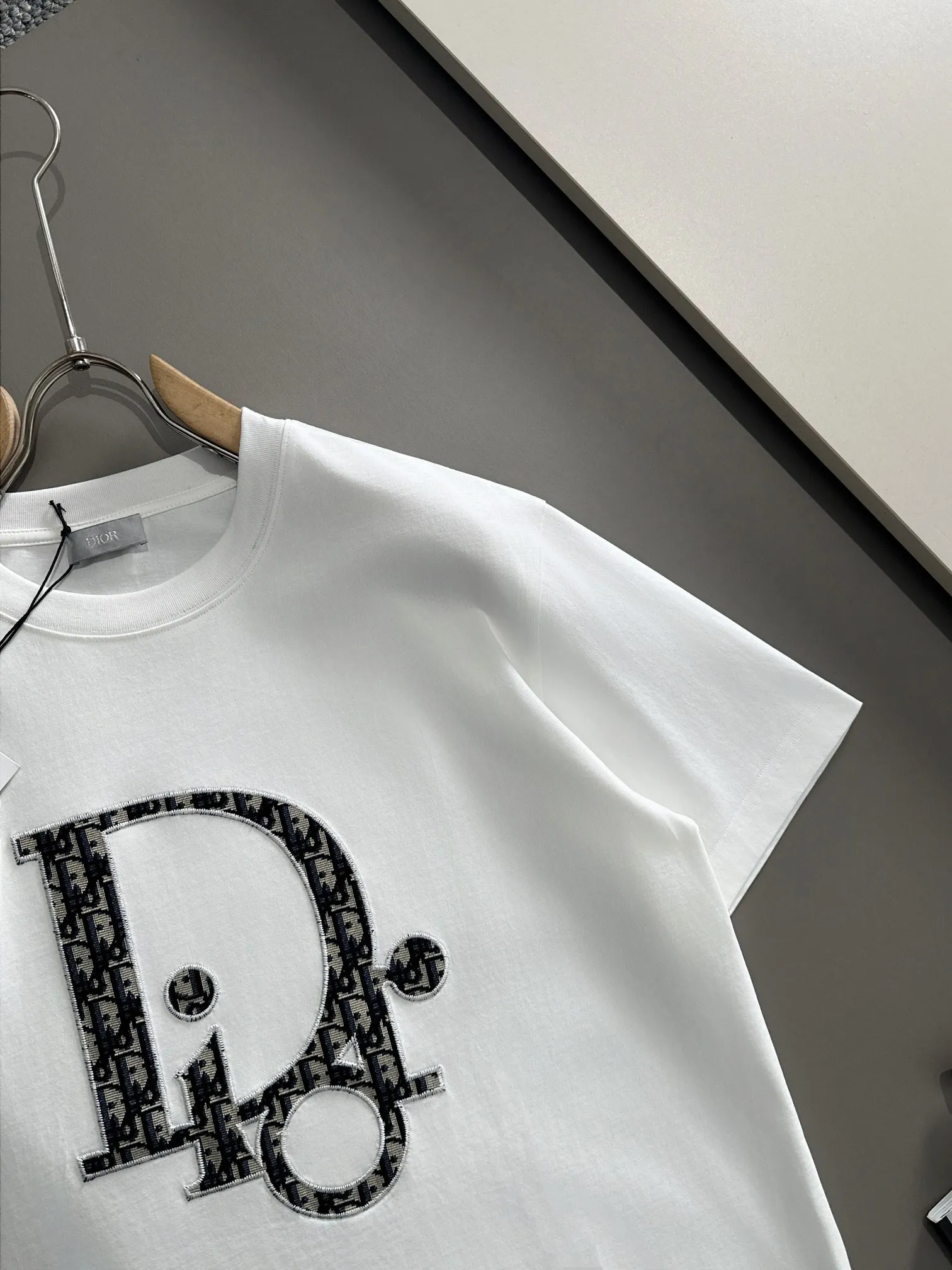 🅿️170 (arrives the next day) Dior 2025 new style patch embroidered letter logo, flocked foam stripes on the back, same style for men and women, short-sleeved T-shirt ·Customized 260g 100% double yarn pure cotton fabric ·Custom dyed 32 count double-strand thread ·Collar label, hangtag, main mark and three labels complete Color: White Size: XS S M L