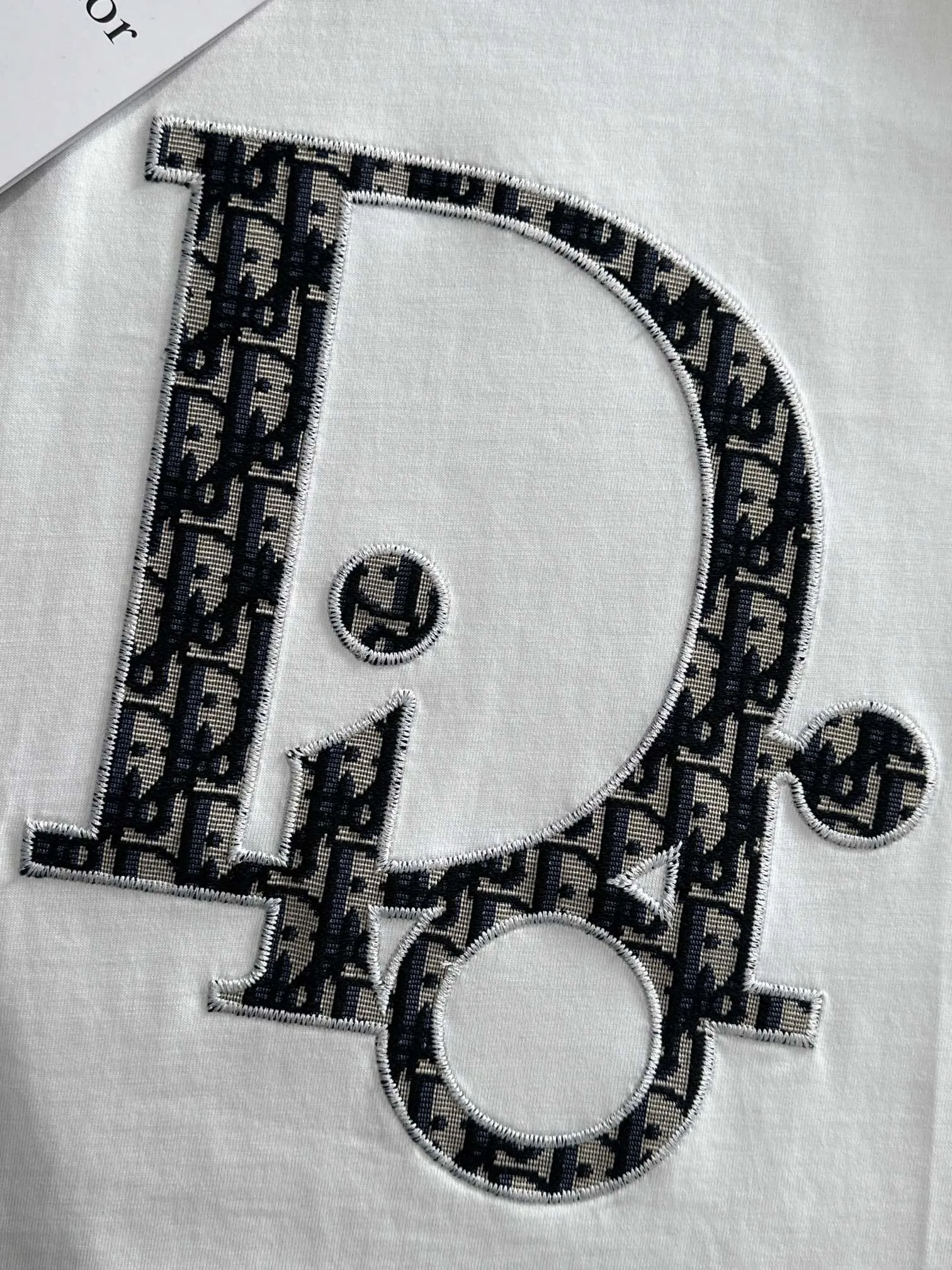 🅿️170 (arrives the next day) Dior 2025 new style patch embroidered letter logo, flocked foam stripes on the back, same style for men and women, short-sleeved T-shirt ·Customized 260g 100% double yarn pure cotton fabric ·Custom dyed 32 count double-strand thread ·Collar label, hangtag, main mark and three labels complete Color: White Size: XS S M L