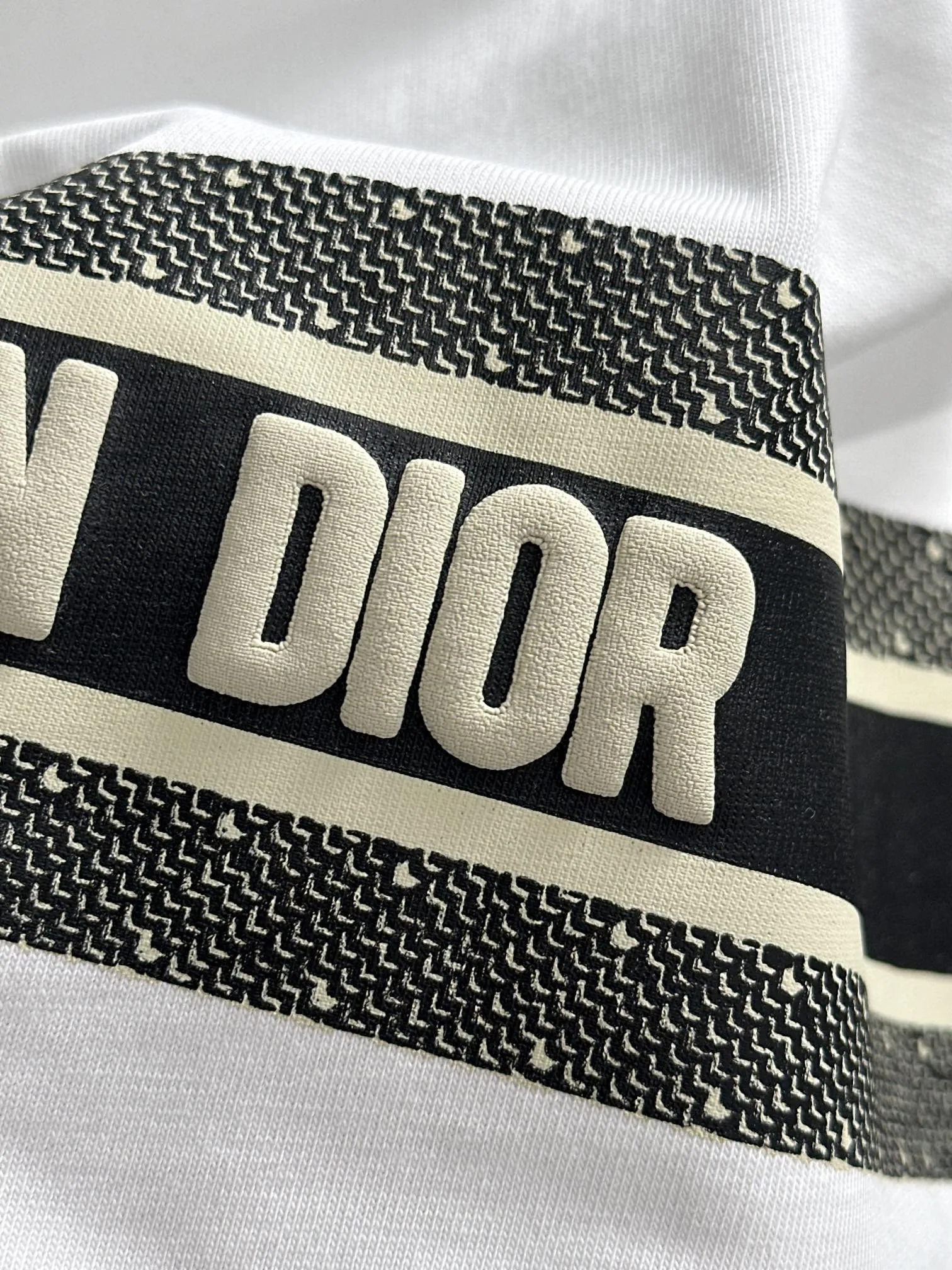 🅿️170 (arrives the next day) Dior 2025 new style patch embroidered letter logo, flocked foam stripes on the back, same style for men and women, short-sleeved T-shirt ·Customized 260g 100% double yarn pure cotton fabric ·Custom dyed 32 count double-strand thread ·Collar label, hangtag, main mark and three labels complete Color: White Size: XS S M L