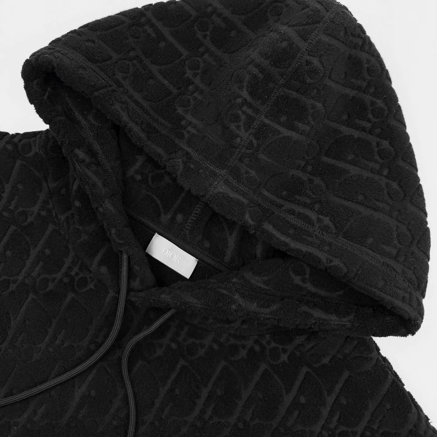 🅿️530 [Exclusive supply] CD all-over jacquard towel embroidered hooded sweatshirt (black). Original purchase and development of 17,500. The fabric is made of customized Dior jacquard fabric. It feels soft and comfortable against the skin. It is decorated with jacquard patterns of the same color on the front. It is delicately interwoven and dazzling. It is like artistic brushstrokes gently swaying on the soft towel. The looming dark lines highlight the nobility and elegance. Every detail exudes charm. Customized Dior jacquard fabrics form Oblique patterns through changes in warp and weft structures. The jacquard looms weave the jacquard fabrics before dyeing and finishing. The details are authentic, and ergonomic three-dimensional tailoring returns to traditional craftsmanship through segmentation, folding, shrinking, and stretching techniques. The so-called slow work produces fine work, which is respect for the material. The pursuit of feel. The workmanship is complicated and cumbersome. The time is slow. The loss is high, and the fabrics are washed. It has better hand feel and texture, is not easy to deform, shrink or fade, and maintains long-term beauty. Size:S-M-L-XL