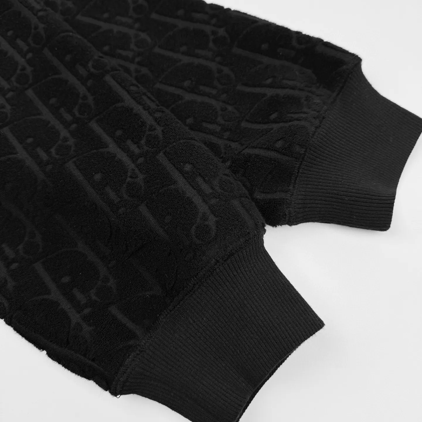 🅿️530 [Exclusive supply] CD all-over jacquard towel embroidered hooded sweatshirt (black). Original purchase and development of 17,500. The fabric is made of customized Dior jacquard fabric. It feels soft and comfortable against the skin. It is decorated with jacquard patterns of the same color on the front. It is delicately interwoven and dazzling. It is like artistic brushstrokes gently swaying on the soft towel. The looming dark lines highlight the nobility and elegance. Every detail exudes charm. Customized Dior jacquard fabrics form Oblique patterns through changes in warp and weft structures. The jacquard looms weave the jacquard fabrics before dyeing and finishing. The details are authentic, and ergonomic three-dimensional tailoring returns to traditional craftsmanship through segmentation, folding, shrinking, and stretching techniques. The so-called slow work produces fine work, which is respect for the material. The pursuit of feel. The workmanship is complicated and cumbersome. The time is slow. The loss is high, and the fabrics are washed. It has better hand feel and texture, is not easy to deform, shrink or fade, and maintains long-term beauty. Size:S-M-L-XL