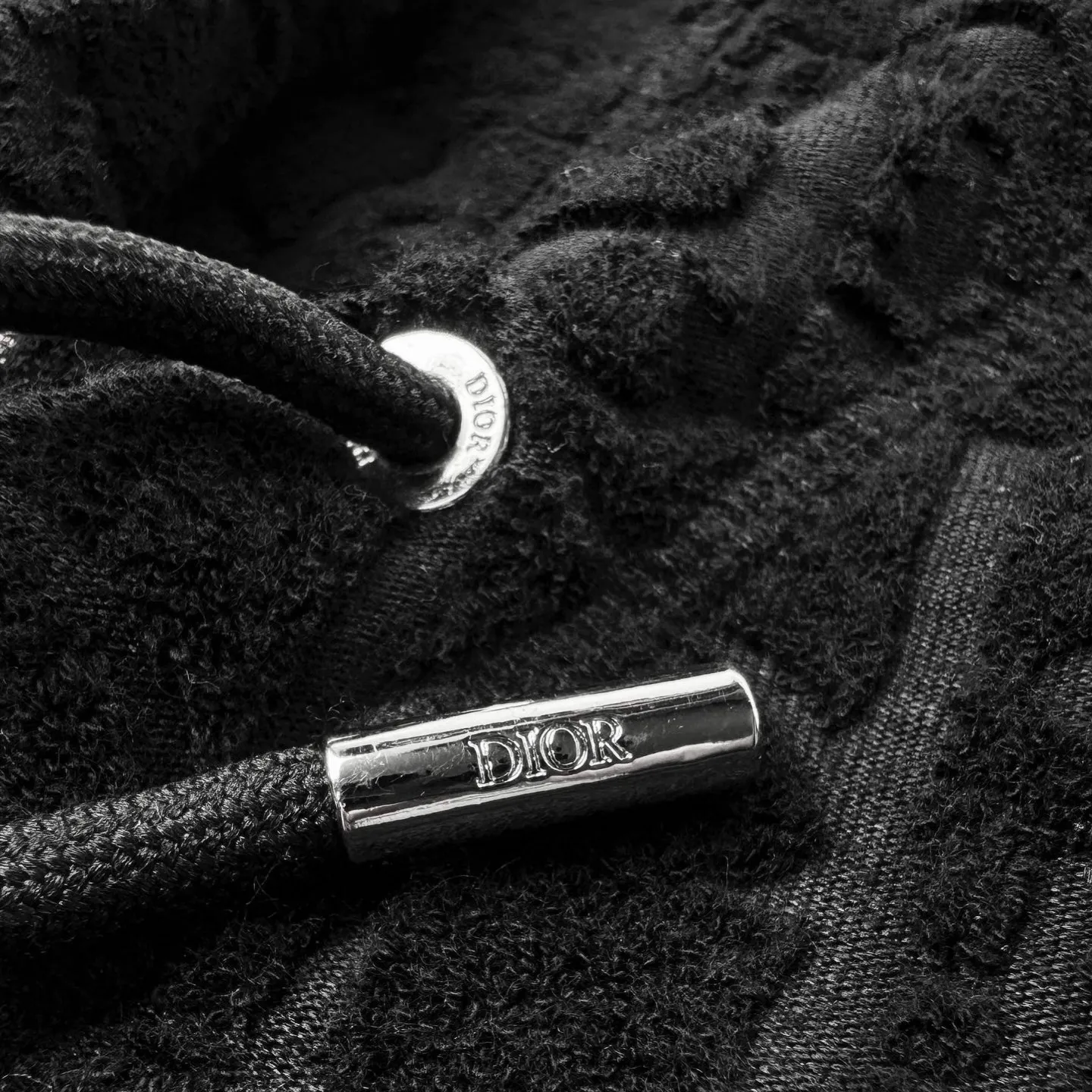 🅿️530 [Exclusive supply] CD all-over jacquard towel embroidered hooded sweatshirt (black). Original purchase and development of 17,500. The fabric is made of customized Dior jacquard fabric. It feels soft and comfortable against the skin. It is decorated with jacquard patterns of the same color on the front. It is delicately interwoven and dazzling. It is like artistic brushstrokes gently swaying on the soft towel. The looming dark lines highlight the nobility and elegance. Every detail exudes charm. Customized Dior jacquard fabrics form Oblique patterns through changes in warp and weft structures. The jacquard looms weave the jacquard fabrics before dyeing and finishing. The details are authentic, and ergonomic three-dimensional tailoring returns to traditional craftsmanship through segmentation, folding, shrinking, and stretching techniques. The so-called slow work produces fine work, which is respect for the material. The pursuit of feel. The workmanship is complicated and cumbersome. The time is slow. The loss is high, and the fabrics are washed. It has better hand feel and texture, is not easy to deform, shrink or fade, and maintains long-term beauty. Size:S-M-L-XL
