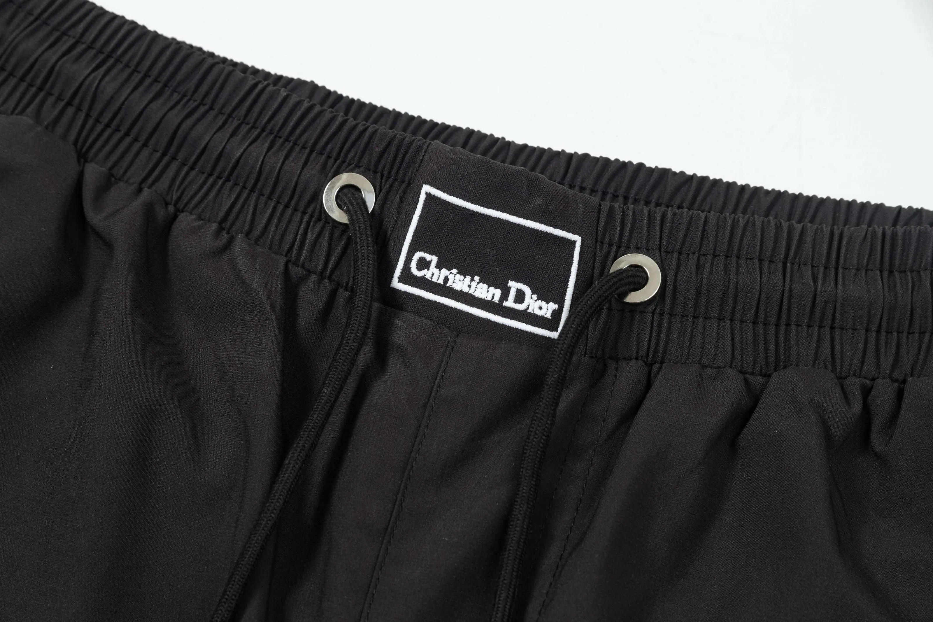 🅿️160 2025 DiOR Dior's new quick-drying beach shorts, customized fabrics, craft embroidery logo. The version is tight and three-dimensional, with straight stripe splicing. The customized trouser cord hardware has strong texture and smoothness. The upper body is comfortable and breathable. It has a concave and convex three-dimensional feel. It is fashionable and casual. Color: Black White Size: M-4XL