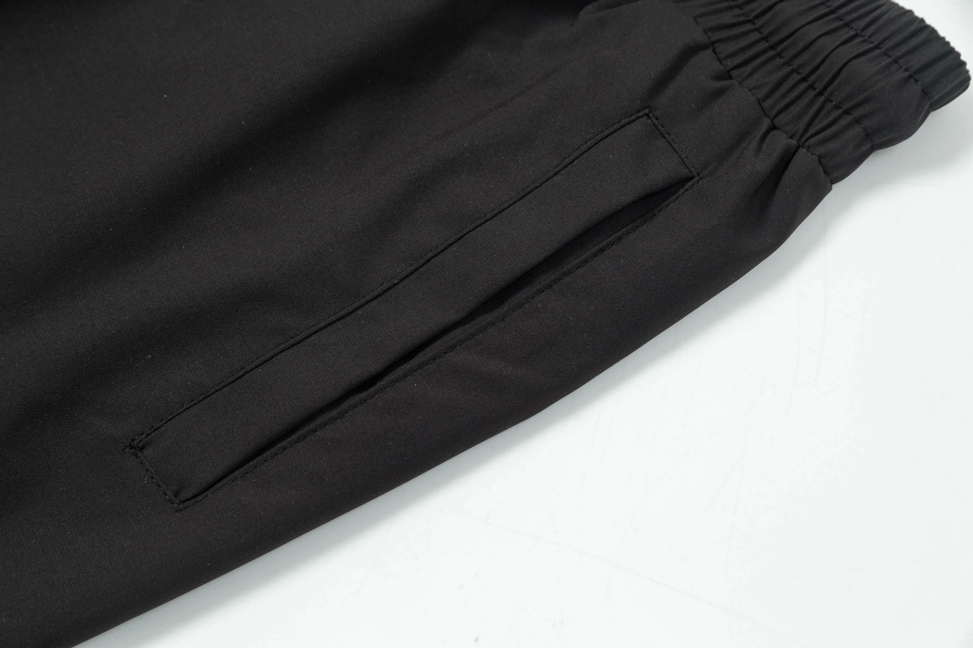 🅿️160 2025 DiOR Dior's new quick-drying beach shorts, customized fabrics, craft embroidery logo. The version is tight and three-dimensional, with straight stripe splicing. The customized trouser cord hardware has strong texture and smoothness. The upper body is comfortable and breathable. It has a concave and convex three-dimensional feel. It is fashionable and casual. Color: Black White Size: M-4XL