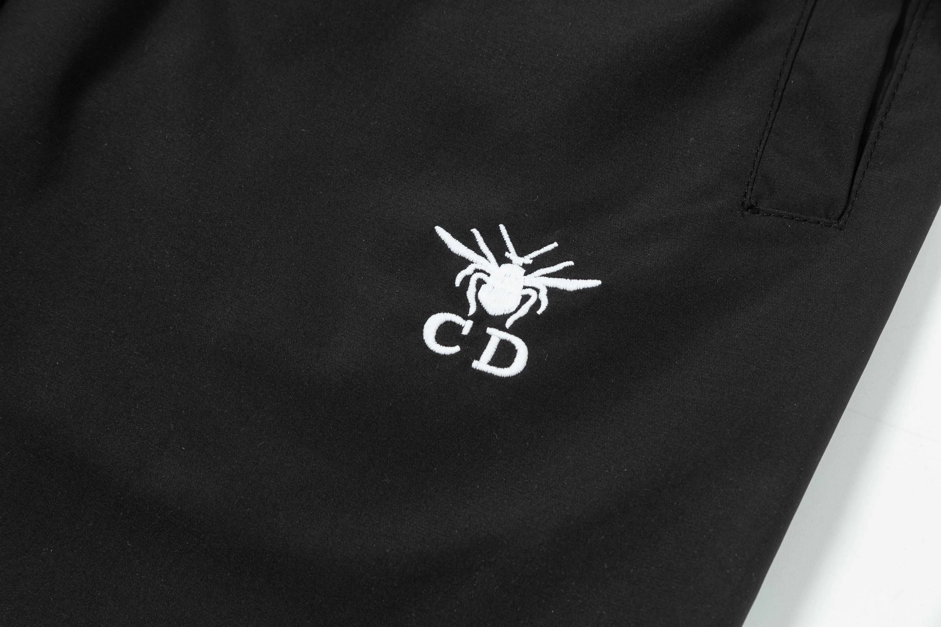 🅿️160 2025 DiOR Dior's new quick-drying beach shorts, customized fabrics, craft embroidery logo. The version is tight and three-dimensional, with straight stripe splicing. The customized trouser cord hardware has strong texture and smoothness. The upper body is comfortable and breathable. It has a concave and convex three-dimensional feel. It is fashionable and casual. Color: Black White Size: M-4XL