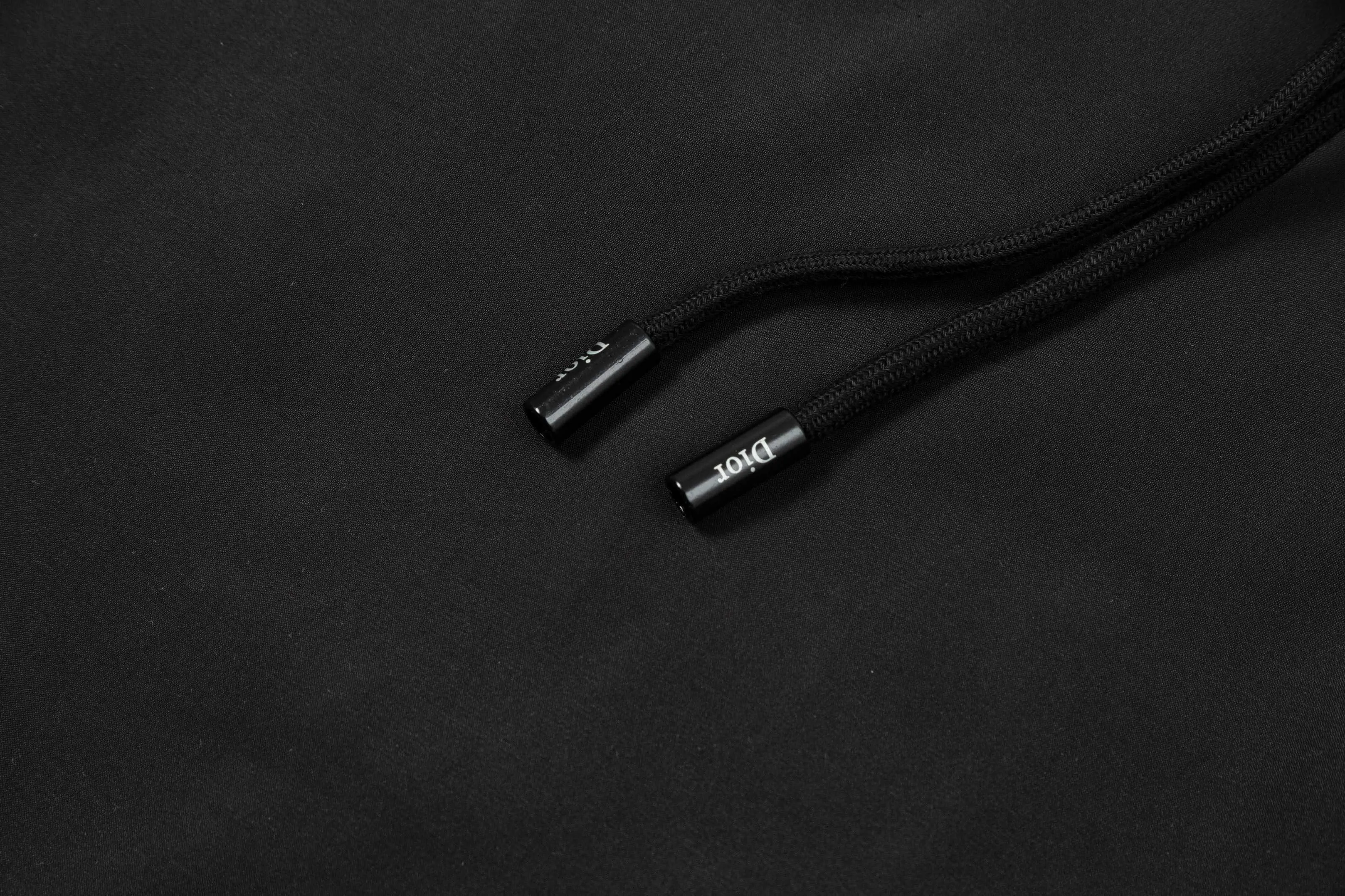 🅿️160 2025 DiOR Dior's new quick-drying beach shorts, customized fabrics, craft embroidery logo. The version is tight and three-dimensional, with straight stripe splicing. The customized trouser cord hardware has strong texture and smoothness. The upper body is comfortable and breathable. It has a concave and convex three-dimensional feel. It is fashionable and casual. Color: Black White Size: M-4XL