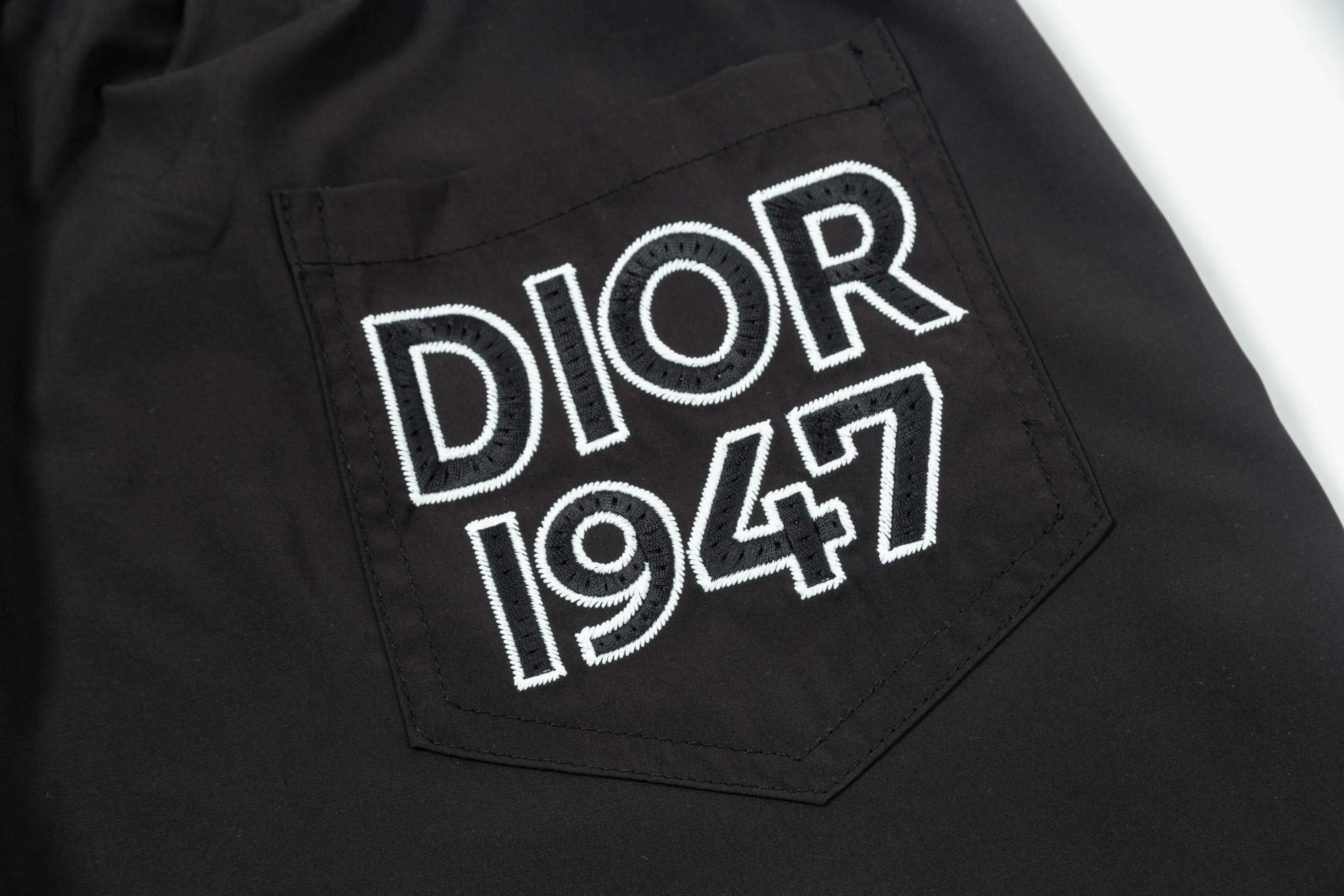 🅿️160 2025 DiOR Dior's new quick-drying beach shorts, customized fabrics, craft embroidery logo. The version is tight and three-dimensional, with straight stripe splicing. The customized trouser cord hardware has strong texture and smoothness. The upper body is comfortable and breathable. It has a concave and convex three-dimensional feel. It is fashionable and casual. Color: Black White Size: M-4XL
