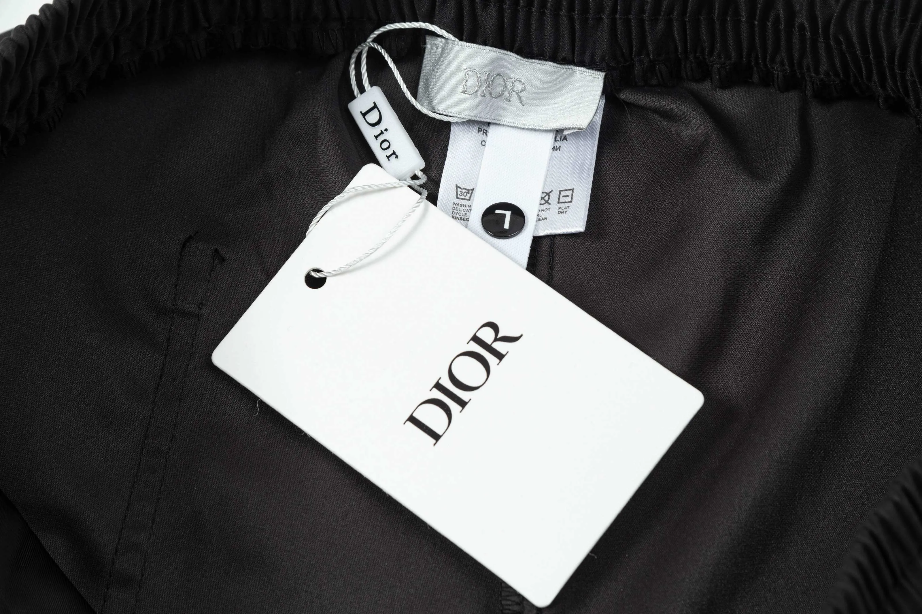 🅿️160 2025 DiOR Dior's new quick-drying beach shorts, customized fabrics, craft embroidery logo. The version is tight and three-dimensional, with straight stripe splicing. The customized trouser cord hardware has strong texture and smoothness. The upper body is comfortable and breathable. It has a concave and convex three-dimensional feel. It is fashionable and casual. Color: Black White Size: M-4XL