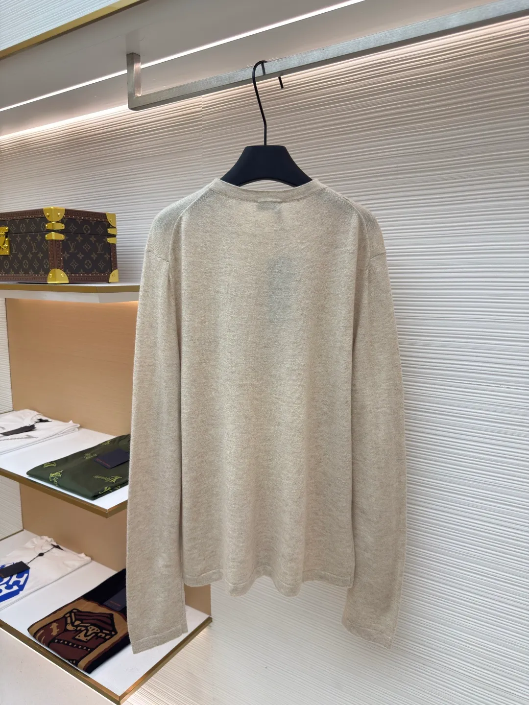 Dior monogram jacquard pullover ●Original version: Purchased and developed for 15500 ●Item number: 1680704-B05 ●Fabric: cashmere fabric ●Technology: jacquard production ●Version: fitted version ●Weight: about 285 grams ●Size: XS-S-M-L ●Description: Made of beige sheep wool and cashmere blended jersey fabric. The sheep wool is soft and skin-friendly, and is super comfortable to wear next to the body. The delicate and high-quality texture makes the sweater feel silky and smooth, with a natural luster! The plain knitting process makes the texture of the sweater even and tight; the contrasting logo pattern on the chest is full and even in color, forming the right contrast with the light beige background. It is eye-catching but not too ostentatious. It is firmly attached to the fabric and its smooth texture can be felt when you touch it. It uses high-quality printing technology and ink. The overall wiring is straight and delicate, the fabric is comfortable and soft, and the color is consistent without color difference. It can be matched with the same style to create a fashionable look and control various occasions. Customized accessories, complete with three standards, same style for men and women!
