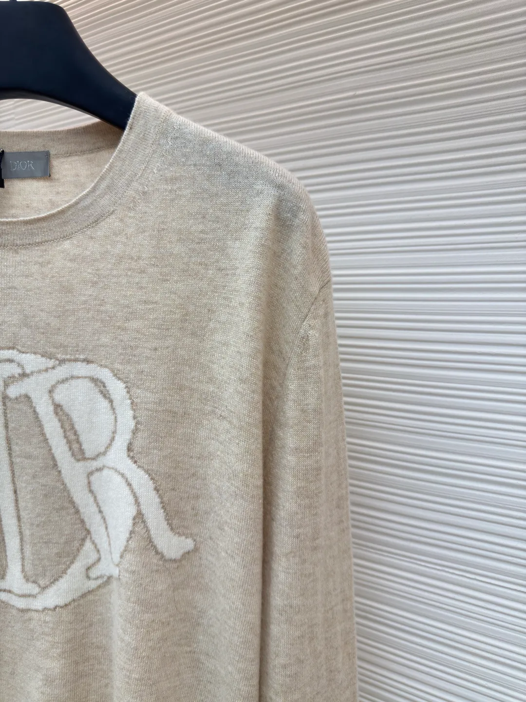 Dior monogram jacquard pullover ●Original version: Purchased and developed for 15500 ●Item number: 1680704-B05 ●Fabric: cashmere fabric ●Technology: jacquard production ●Version: fitted version ●Weight: about 285 grams ●Size: XS-S-M-L ●Description: Made of beige sheep wool and cashmere blended jersey fabric. The sheep wool is soft and skin-friendly, and is super comfortable to wear next to the body. The delicate and high-quality texture makes the sweater feel silky and smooth, with a natural luster! The plain knitting process makes the texture of the sweater even and tight; the contrasting logo pattern on the chest is full and even in color, forming the right contrast with the light beige background. It is eye-catching but not too ostentatious. It is firmly attached to the fabric and its smooth texture can be felt when you touch it. It uses high-quality printing technology and ink. The overall wiring is straight and delicate, the fabric is comfortable and soft, and the color is consistent without color difference. It can be matched with the same style to create a fashionable look and control various occasions. Customized accessories, complete with three standards, same style for men and women!