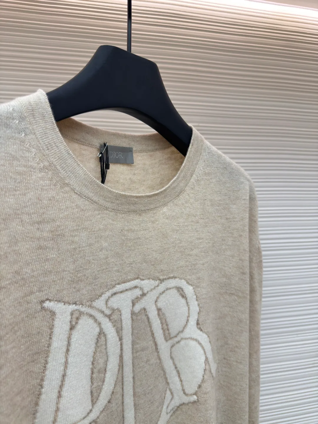 Dior monogram jacquard pullover ●Original version: Purchased and developed for 15500 ●Item number: 1680704-B05 ●Fabric: cashmere fabric ●Technology: jacquard production ●Version: fitted version ●Weight: about 285 grams ●Size: XS-S-M-L ●Description: Made of beige sheep wool and cashmere blended jersey fabric. The sheep wool is soft and skin-friendly, and is super comfortable to wear next to the body. The delicate and high-quality texture makes the sweater feel silky and smooth, with a natural luster! The plain knitting process makes the texture of the sweater even and tight; the contrasting logo pattern on the chest is full and even in color, forming the right contrast with the light beige background. It is eye-catching but not too ostentatious. It is firmly attached to the fabric and its smooth texture can be felt when you touch it. It uses high-quality printing technology and ink. The overall wiring is straight and delicate, the fabric is comfortable and soft, and the color is consistent without color difference. It can be matched with the same style to create a fashionable look and control various occasions. Customized accessories, complete with three standards, same style for men and women!