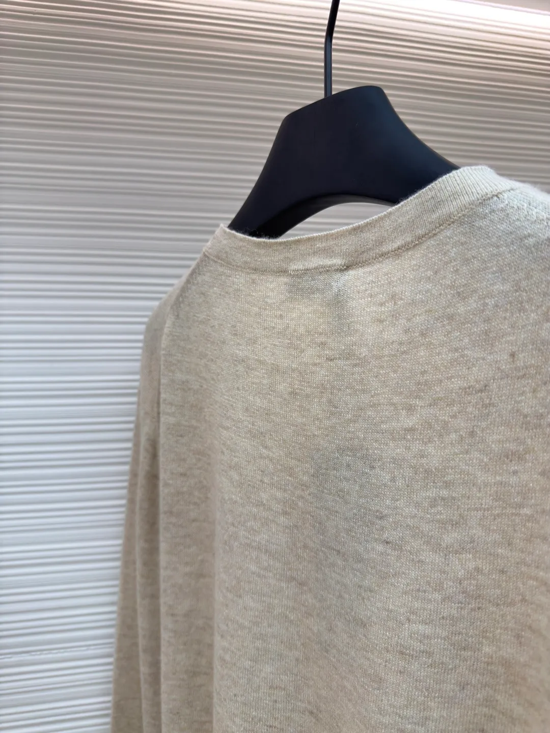 Dior monogram jacquard pullover ●Original version: Purchased and developed for 15500 ●Item number: 1680704-B05 ●Fabric: cashmere fabric ●Technology: jacquard production ●Version: fitted version ●Weight: about 285 grams ●Size: XS-S-M-L ●Description: Made of beige sheep wool and cashmere blended jersey fabric. The sheep wool is soft and skin-friendly, and is super comfortable to wear next to the body. The delicate and high-quality texture makes the sweater feel silky and smooth, with a natural luster! The plain knitting process makes the texture of the sweater even and tight; the contrasting logo pattern on the chest is full and even in color, forming the right contrast with the light beige background. It is eye-catching but not too ostentatious. It is firmly attached to the fabric and its smooth texture can be felt when you touch it. It uses high-quality printing technology and ink. The overall wiring is straight and delicate, the fabric is comfortable and soft, and the color is consistent without color difference. It can be matched with the same style to create a fashionable look and control various occasions. Customized accessories, complete with three standards, same style for men and women!