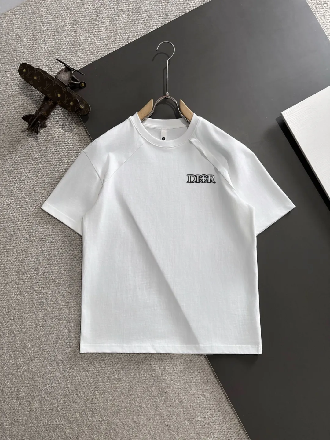🅿️270 Shipped next day Dior 2025 summer new style (top quality, differentiated currency) The launch of short-sleeved special fabrics Summer catwalk style Exclusive style for men and women Made of imported custom dyed fabric Back neck chain bottom full shoulder bag No deformation or shrinkage when exposed to water SIZE: M to 3XL