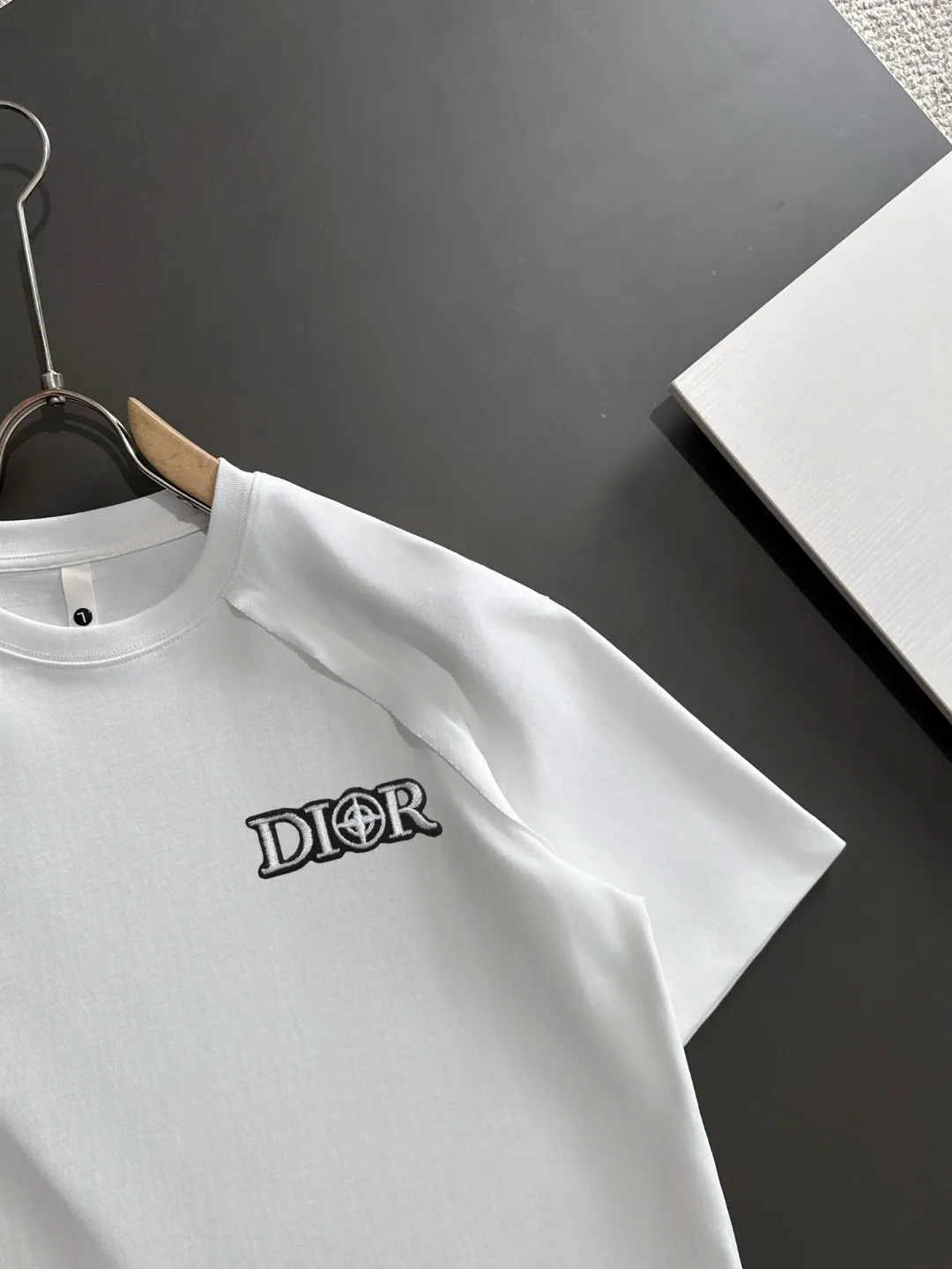🅿️270 Shipped next day Dior 2025 summer new style (top quality, differentiated currency) The launch of short-sleeved special fabrics Summer catwalk style Exclusive style for men and women Made of imported custom dyed fabric Back neck chain bottom full shoulder bag No deformation or shrinkage when exposed to water SIZE: M to 3XL