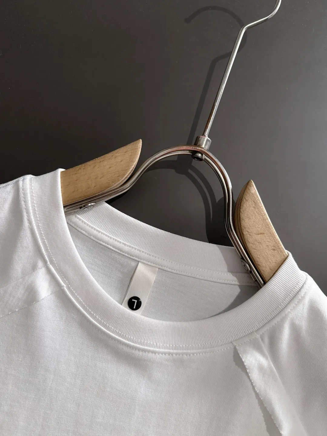 🅿️270 Shipped next day Dior 2025 summer new style (top quality, differentiated currency) The launch of short-sleeved special fabrics Summer catwalk style Exclusive style for men and women Made of imported custom dyed fabric Back neck chain bottom full shoulder bag No deformation or shrinkage when exposed to water SIZE: M to 3XL