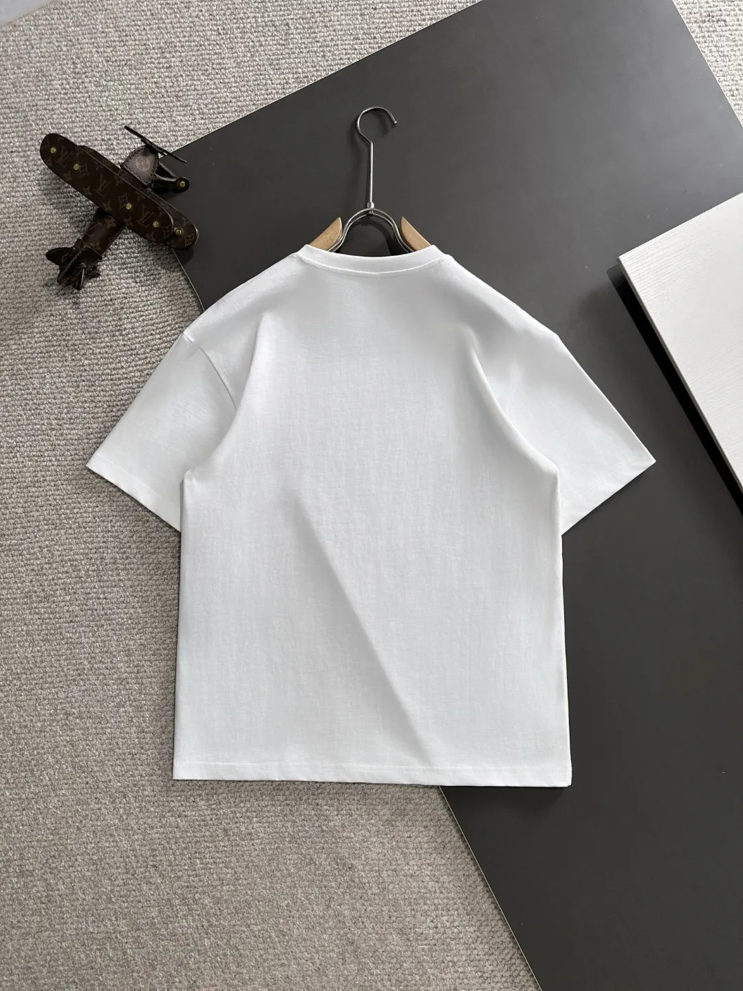 🅿️270 Shipped next day Dior 2025 summer new style (top quality, differentiated currency) The launch of short-sleeved special fabrics Summer catwalk style Exclusive style for men and women Made of imported custom dyed fabric Back neck chain bottom full shoulder bag No deformation or shrinkage when exposed to water SIZE: M to 3XL