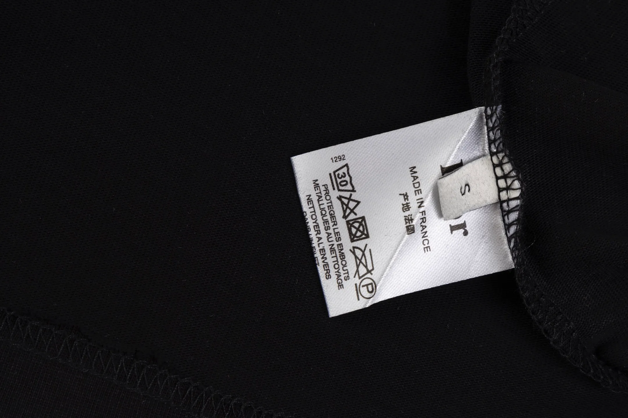 🅿️180 Style No. #Z104 Dior signature letter embroidered round neck short-sleeved DIOR official website consistent style Fabric: 32-count double yarn 280g pure cotton fabric Weaving and dyeing threads of the same color in the same cylinder The same color Process: imported machine thousands of needles full and flat embroidery Supporting: complete three-label cardboard oil paper code sticker packaging High temperature pre-shrinking process before production will not shrink and deformation Imported machine professional plate production os version Can wear up to 200 pounds. The size is measured manually. The error of 2-3cm is normal. Color: black white size: s m l xl