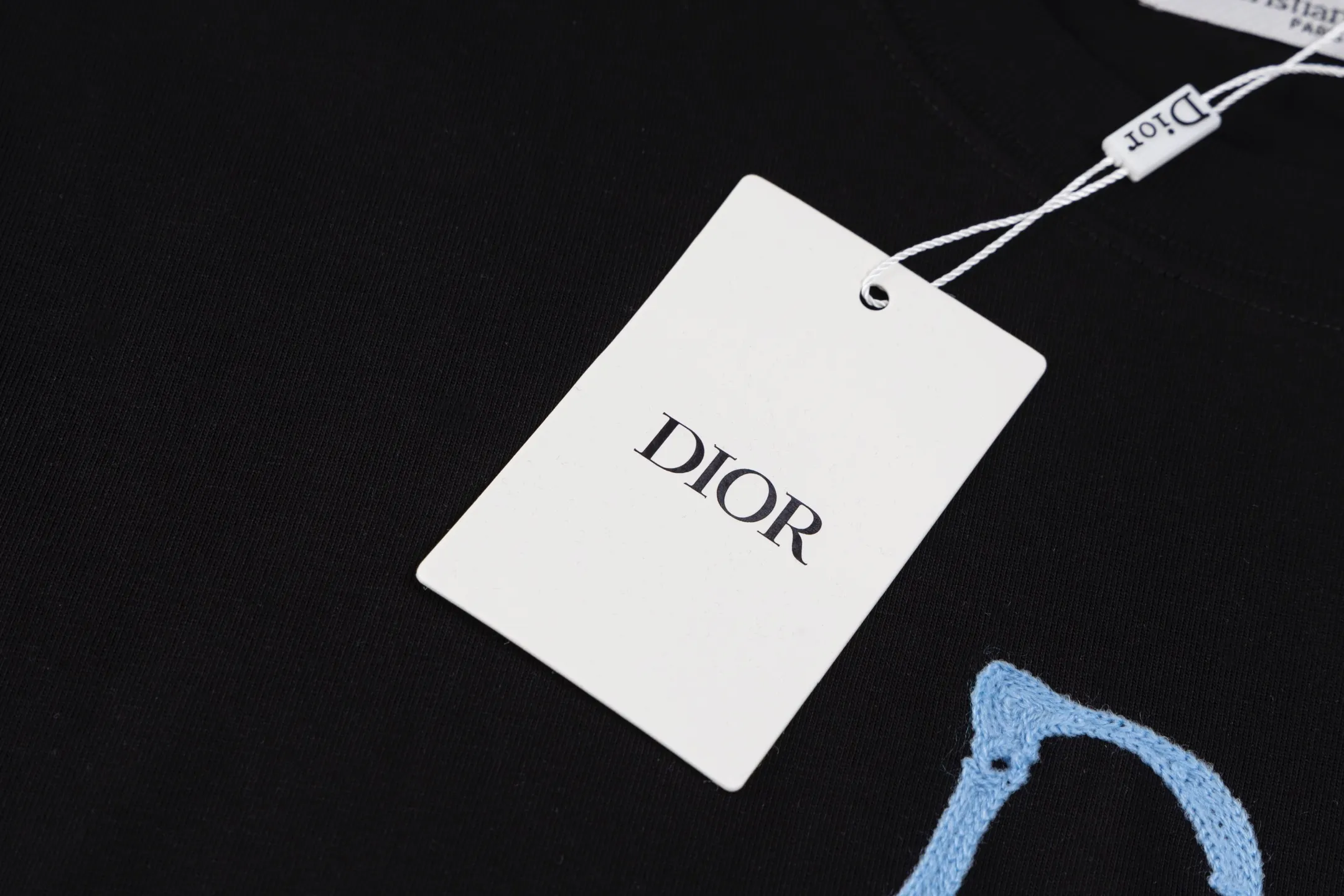 🅿️180 Style No. #Z104 Dior signature letter embroidered round neck short-sleeved DIOR official website consistent style Fabric: 32-count double yarn 280g pure cotton fabric Weaving and dyeing threads of the same color in the same cylinder The same color Process: imported machine thousands of needles full and flat embroidery Supporting: complete three-label cardboard oil paper code sticker packaging High temperature pre-shrinking process before production will not shrink and deformation Imported machine professional plate production os version Can wear up to 200 pounds. The size is measured manually. The error of 2-3cm is normal. Color: black white size: s m l xl
