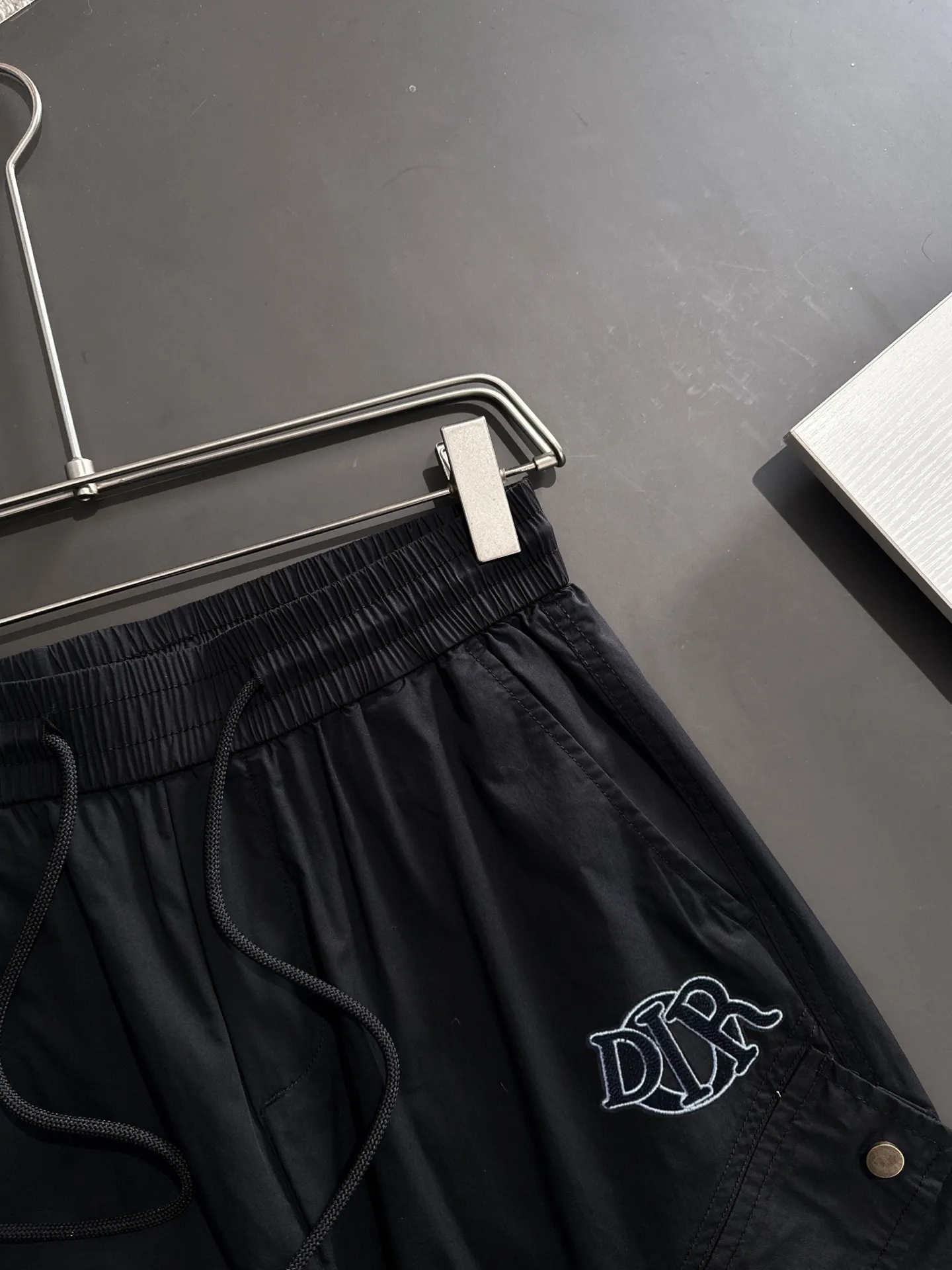 🅿️380 next day shipping Dior 2025 spring and summer new elastic band casual pants, thin counter custom fabrics, high breathability and comfort, impeccable details, brand element design concept, reflecting high quality. It feels delicate and soft! It presents a casual cut and the upper body shape is great! Size: M-4XL