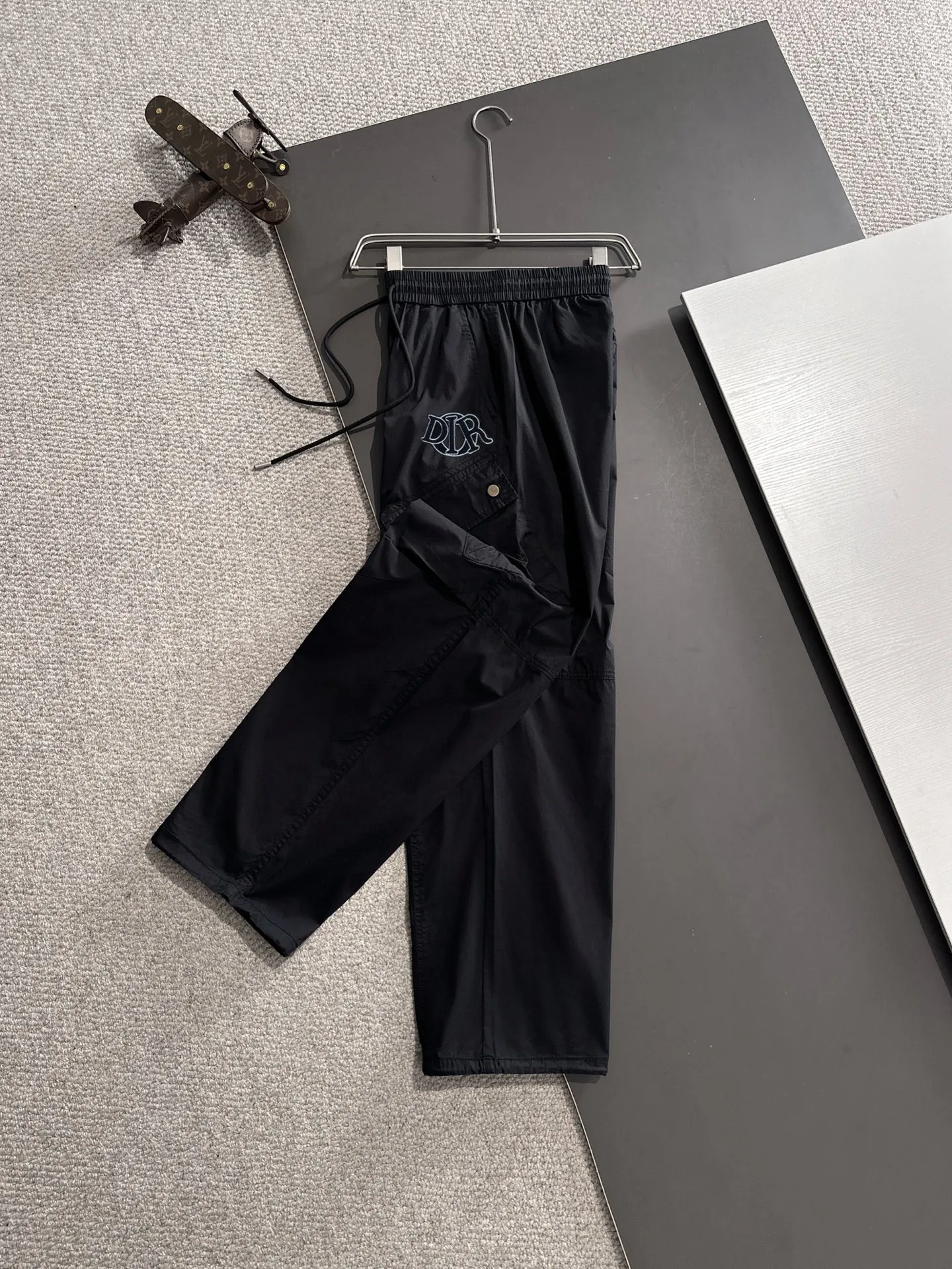 🅿️380 next day shipping Dior 2025 spring and summer new elastic band casual pants, thin counter custom fabrics, high breathability and comfort, impeccable details, brand element design concept, reflecting high quality. It feels delicate and soft! It presents a casual cut and the upper body shape is great! Size: M-4XL