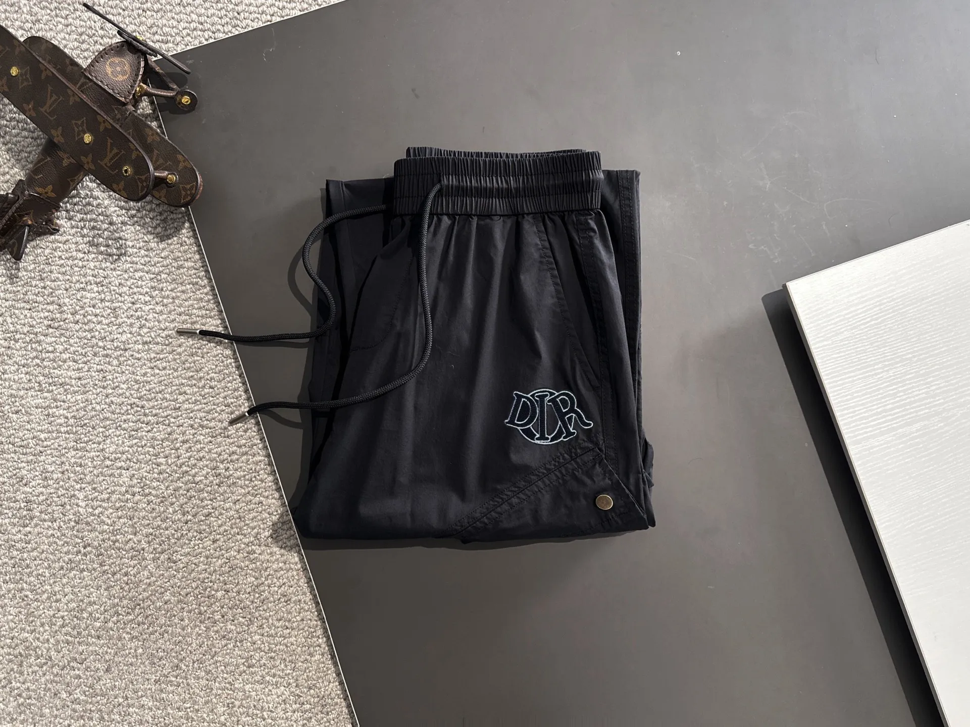 🅿️380 next day shipping Dior 2025 spring and summer new elastic band casual pants, thin counter custom fabrics, high breathability and comfort, impeccable details, brand element design concept, reflecting high quality. It feels delicate and soft! It presents a casual cut and the upper body shape is great! Size: M-4XL