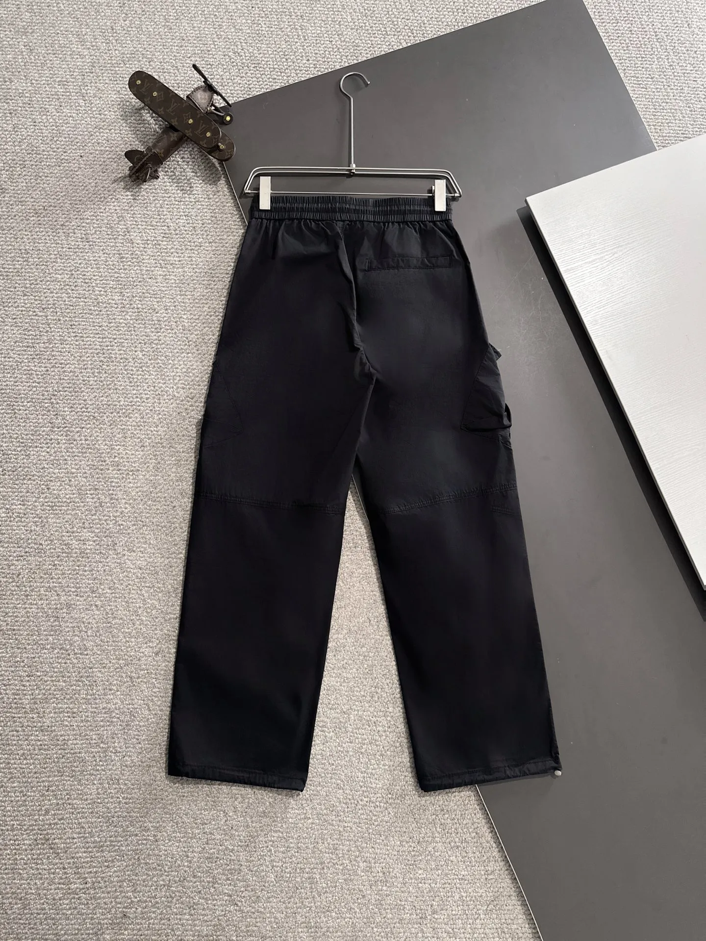🅿️380 next day shipping Dior 2025 spring and summer new elastic band casual pants, thin counter custom fabrics, high breathability and comfort, impeccable details, brand element design concept, reflecting high quality. It feels delicate and soft! It presents a casual cut and the upper body shape is great! Size: M-4XL