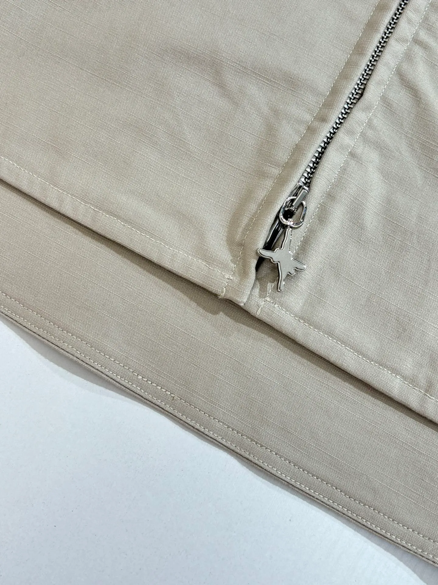 🅿️600 Dio*/Dior 25ss new hooded jacket with letter embroidery on the chest, new product in the 2025 autumn series, from the AND LEWIS HLTON limited series. Crafted from blue cotton and embellished with tonal co-branded embroidery, the logo is reinterpreted in a graphic style. Can be paired with this joint series to create a sophisticated look.  Size：S/M/L/XL