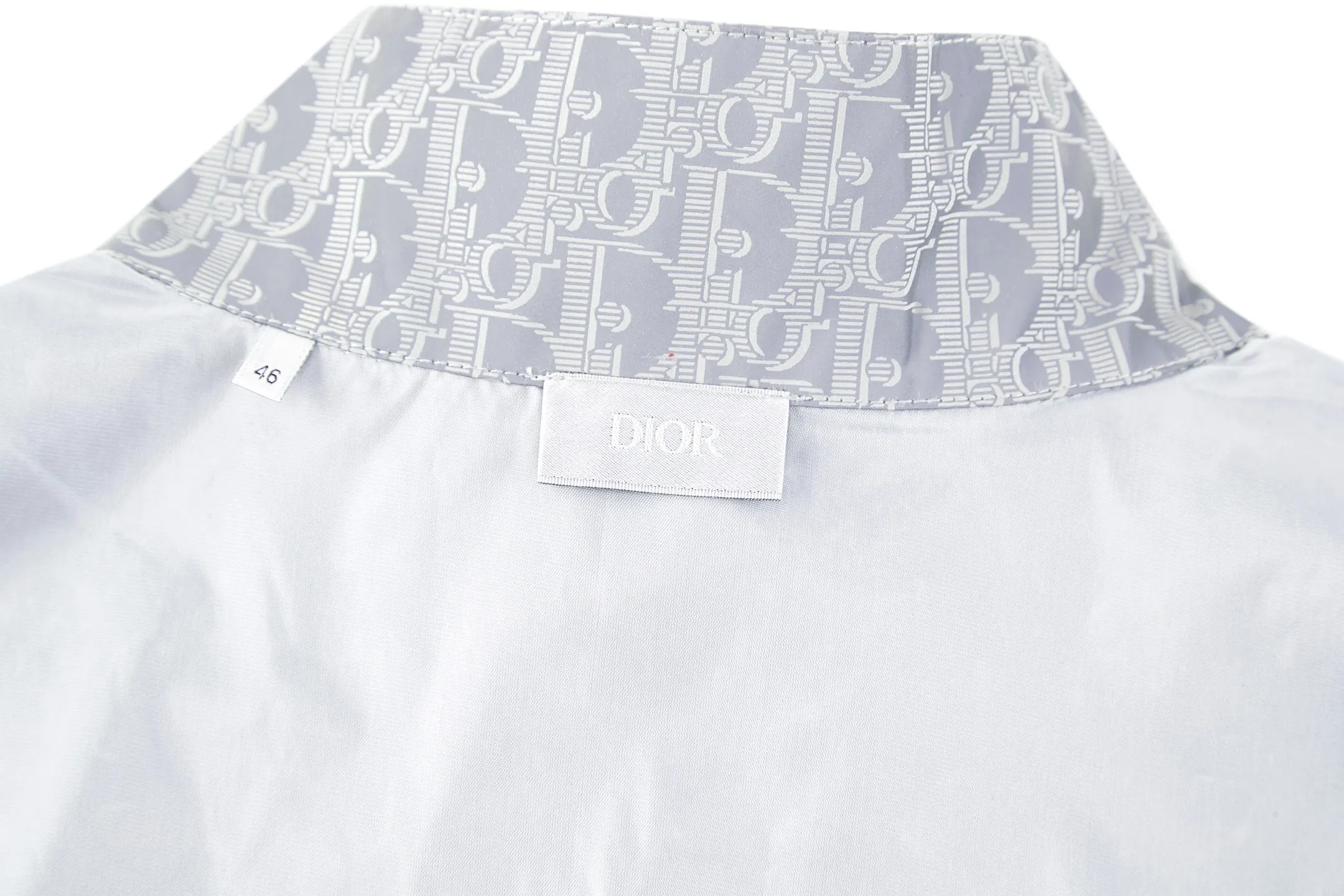 🅿️520 CD Oblique presbyopia all-over printed jacket. Customized shiny mercerized jacquard technical cotton brocade. Excellent texture. Comfortable and close to the skin. Use blues shadow as the canvas to encounter the Dior Oblique pattern covering the body. Fabric jacquard technology: By weaving Dior Oblique textile technology on the surface of the fabric, it controls the interweaving method of warp and weft lines, and precisely controls the interweaving density and tension of the yarn to make it more three-dimensional. Customized pattern template machine sewing. The sewing line is precisely controlled by the pattern drawing machine to ensure the precise positioning of the Dior adhesive label. The fine sewing of the label and the edge of the jacket forms a subtle transition. The infrared positioning cutting machine uses an infrared transmitter and an infrared receiver to achieve precise positioning of materials. The accuracy can reach the micron level, thereby meeting the effect of high-precision cutting of plaid alignment. The fabrics have been sand-washed, giving them a better feel and texture. They are not easy to deform, shrink or fade, and maintain their long-lasting beauty. Size:46-48-50-52