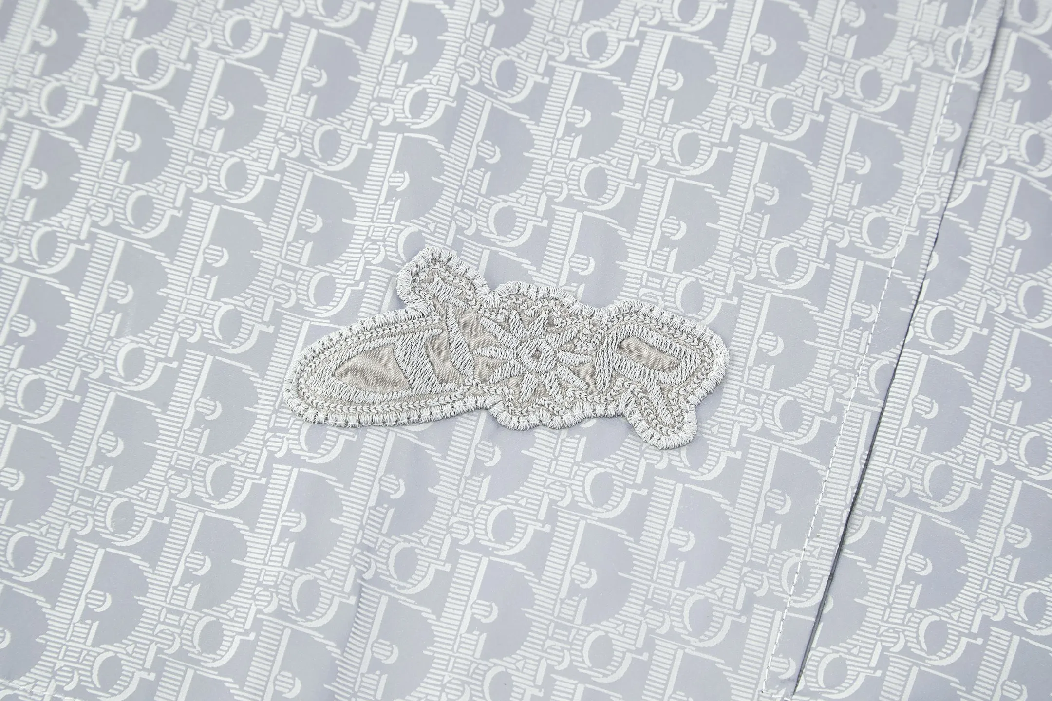 🅿️520 CD Oblique presbyopia all-over printed jacket. Customized shiny mercerized jacquard technical cotton brocade. Excellent texture. Comfortable and close to the skin. Use blues shadow as the canvas to encounter the Dior Oblique pattern covering the body. Fabric jacquard technology: By weaving Dior Oblique textile technology on the surface of the fabric, it controls the interweaving method of warp and weft lines, and precisely controls the interweaving density and tension of the yarn to make it more three-dimensional. Customized pattern template machine sewing. The sewing line is precisely controlled by the pattern drawing machine to ensure the precise positioning of the Dior adhesive label. The fine sewing of the label and the edge of the jacket forms a subtle transition. The infrared positioning cutting machine uses an infrared transmitter and an infrared receiver to achieve precise positioning of materials. The accuracy can reach the micron level, thereby meeting the effect of high-precision cutting of plaid alignment. The fabrics have been sand-washed, giving them a better feel and texture. They are not easy to deform, shrink or fade, and maintain their long-lasting beauty. Size:46-48-50-52
