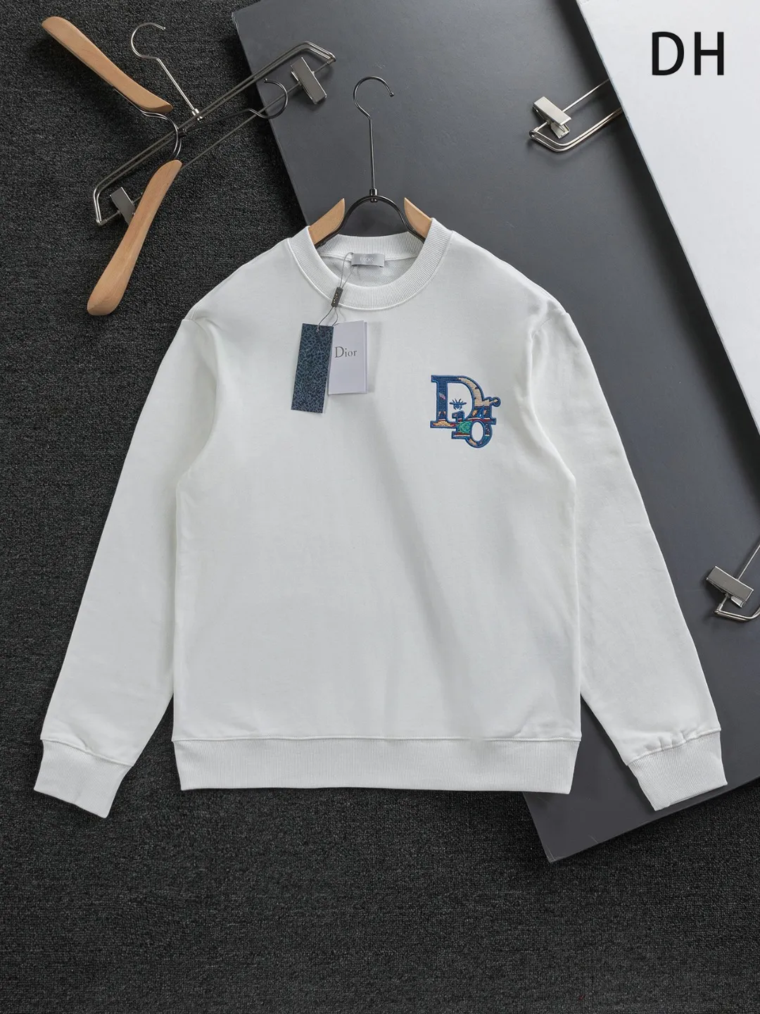 🅿️280 DIOR Dior CD micro wide version S-XL DIOR 25ss autumn and winter sweatshirt new product counter timeless classic style CD letter bee embroidery on the chest🪡logo pattern, dior bee large logo embroidery on the back🪡 As the leader in the luxury world, the D family is well-deserved. The first thing that catches the eye is the loose and comfortable black and white solid color version of the piece we are going to talk about today. The ribbed round collar has become the best modification of its version, and the D family has the upper body LOGO listed on the front, and the unique embroidery design of the letter logo patch highlights the texture! The most traditional modification method combined with the simplest color scale contrast forms the strongest and direct contrast, and this is often the most concise and clear minimalist modification method~~A nostalgic classic atmosphere also spreads in this work inadvertently! ! Featuring a distinctive 47 logo patch embroidery on the front, a unique tribute to Dior's historic year! Coupled with the blessing of 440 grams of cotton material, both the comfort of the upper body is unparalleled. It can be said to be a must-have companion in summer. The excellent breathability and comfortable wearing feeling are unparalleled~ Recommended! ! Color: Black and white Size: S-XL Size chart: S: Shoulder width 51-Bust 56-Length 69 M: Shoulder width 52.5-Bust 58-Length 71 L: Shoulder width 54-Bust 60-Length 73 XL: Shoulder width 55.5-Bust 62-Length 75