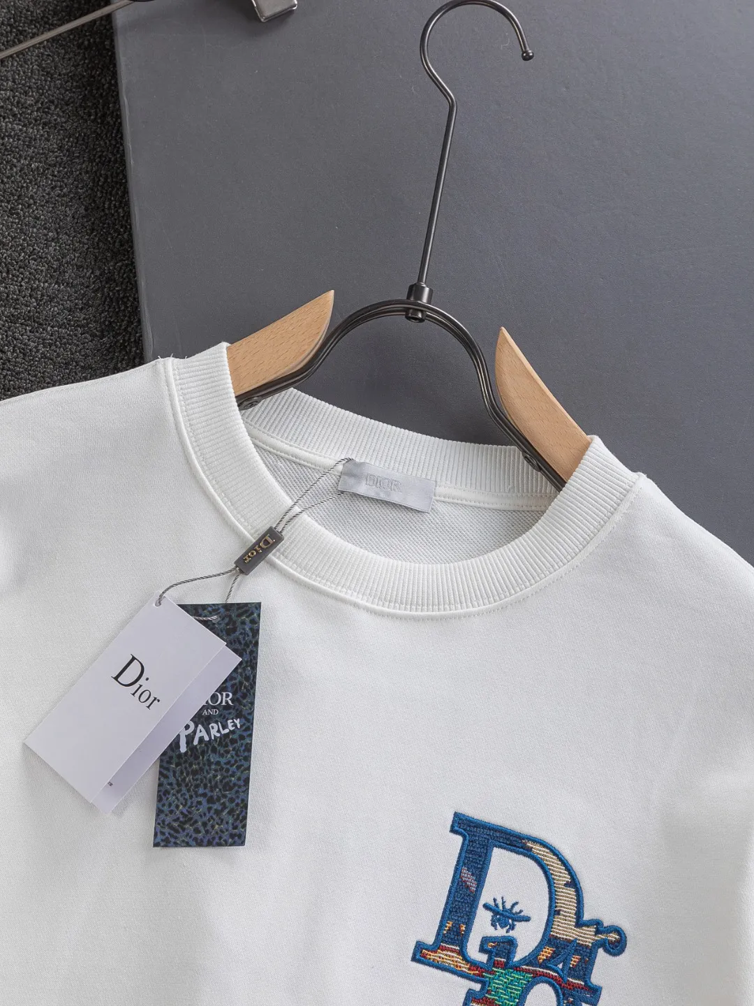 🅿️280 DIOR Dior CD micro wide version S-XL DIOR 25ss autumn and winter sweatshirt new product counter timeless classic style CD letter bee embroidery on the chest🪡logo pattern, dior bee large logo embroidery on the back🪡 As the leader in the luxury world, the D family is well-deserved. The first thing that catches the eye is the loose and comfortable black and white solid color version of the piece we are going to talk about today. The ribbed round collar has become the best modification of its version, and the D family has the upper body LOGO listed on the front, and the unique embroidery design of the letter logo patch highlights the texture! The most traditional modification method combined with the simplest color scale contrast forms the strongest and direct contrast, and this is often the most concise and clear minimalist modification method~~A nostalgic classic atmosphere also spreads in this work inadvertently! ! Featuring a distinctive 47 logo patch embroidery on the front, a unique tribute to Dior's historic year! Coupled with the blessing of 440 grams of cotton material, both the comfort of the upper body is unparalleled. It can be said to be a must-have companion in summer. The excellent breathability and comfortable wearing feeling are unparalleled~ Recommended! ! Color: Black and white Size: S-XL Size chart: S: Shoulder width 51-Bust 56-Length 69 M: Shoulder width 52.5-Bust 58-Length 71 L: Shoulder width 54-Bust 60-Length 73 XL: Shoulder width 55.5-Bust 62-Length 75