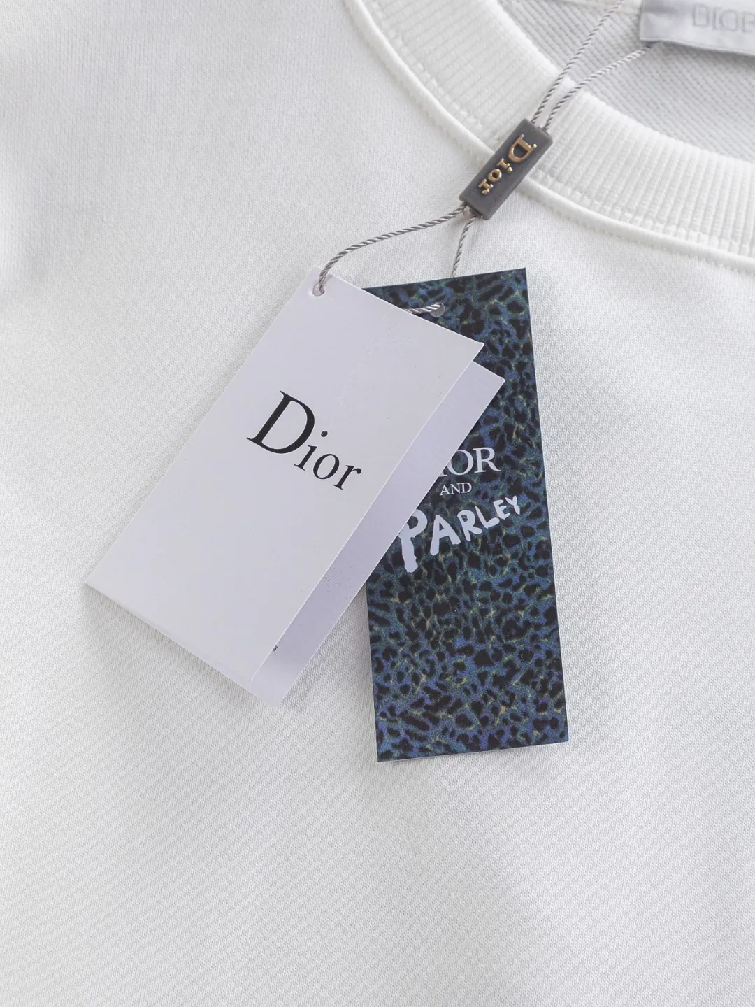 🅿️280 DIOR Dior CD micro wide version S-XL DIOR 25ss autumn and winter sweatshirt new product counter timeless classic style CD letter bee embroidery on the chest🪡logo pattern, dior bee large logo embroidery on the back🪡 As the leader in the luxury world, the D family is well-deserved. The first thing that catches the eye is the loose and comfortable black and white solid color version of the piece we are going to talk about today. The ribbed round collar has become the best modification of its version, and the D family has the upper body LOGO listed on the front, and the unique embroidery design of the letter logo patch highlights the texture! The most traditional modification method combined with the simplest color scale contrast forms the strongest and direct contrast, and this is often the most concise and clear minimalist modification method~~A nostalgic classic atmosphere also spreads in this work inadvertently! ! Featuring a distinctive 47 logo patch embroidery on the front, a unique tribute to Dior's historic year! Coupled with the blessing of 440 grams of cotton material, both the comfort of the upper body is unparalleled. It can be said to be a must-have companion in summer. The excellent breathability and comfortable wearing feeling are unparalleled~ Recommended! ! Color: Black and white Size: S-XL Size chart: S: Shoulder width 51-Bust 56-Length 69 M: Shoulder width 52.5-Bust 58-Length 71 L: Shoulder width 54-Bust 60-Length 73 XL: Shoulder width 55.5-Bust 62-Length 75