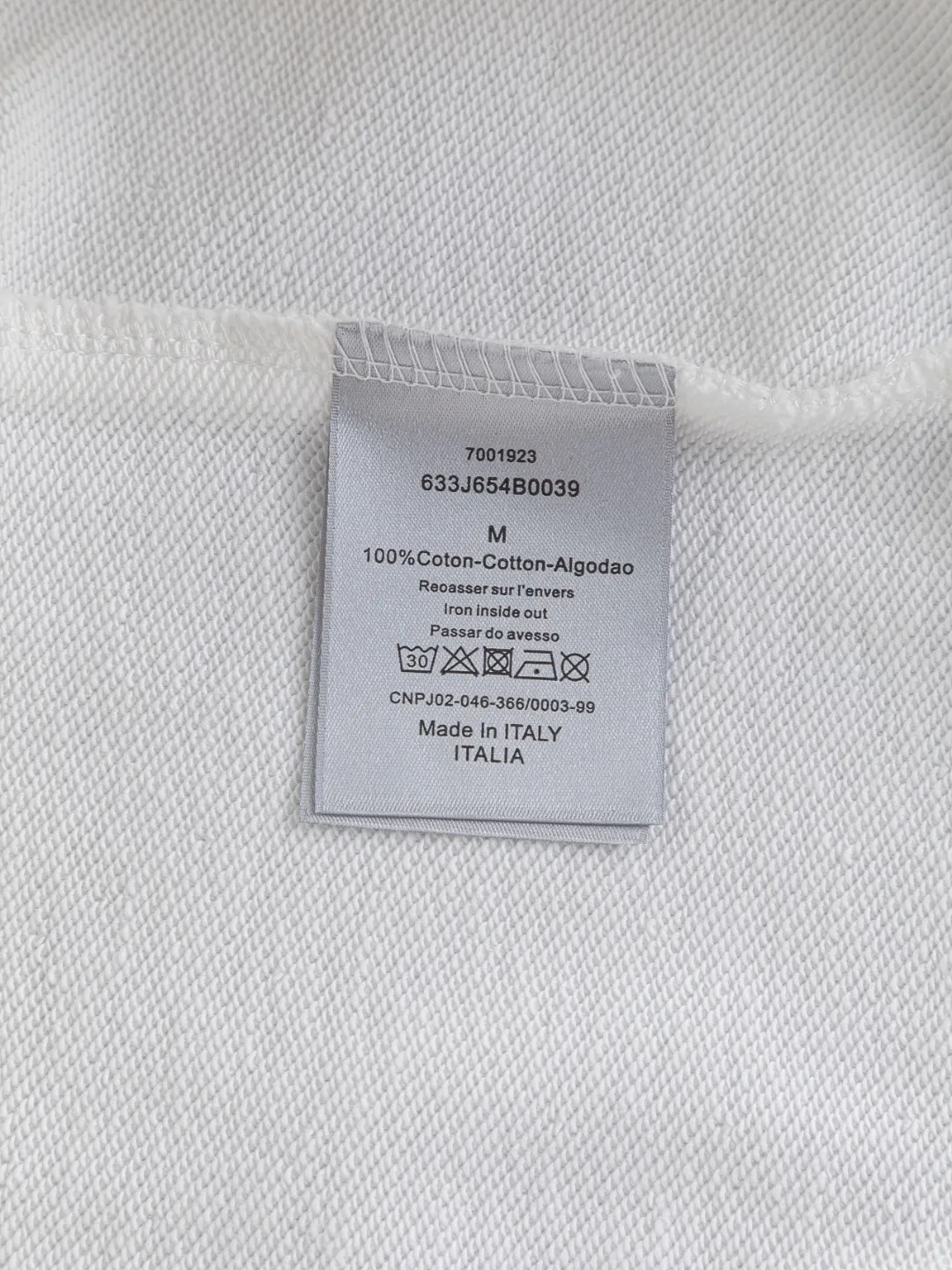 🅿️280 DIOR Dior CD micro wide version S-XL DIOR 25ss autumn and winter sweatshirt new product counter timeless classic style CD letter bee embroidery on the chest🪡logo pattern, dior bee large logo embroidery on the back🪡 As the leader in the luxury world, the D family is well-deserved. The first thing that catches the eye is the loose and comfortable black and white solid color version of the piece we are going to talk about today. The ribbed round collar has become the best modification of its version, and the D family has the upper body LOGO listed on the front, and the unique embroidery design of the letter logo patch highlights the texture! The most traditional modification method combined with the simplest color scale contrast forms the strongest and direct contrast, and this is often the most concise and clear minimalist modification method~~A nostalgic classic atmosphere also spreads in this work inadvertently! ! Featuring a distinctive 47 logo patch embroidery on the front, a unique tribute to Dior's historic year! Coupled with the blessing of 440 grams of cotton material, both the comfort of the upper body is unparalleled. It can be said to be a must-have companion in summer. The excellent breathability and comfortable wearing feeling are unparalleled~ Recommended! ! Color: Black and white Size: S-XL Size chart: S: Shoulder width 51-Bust 56-Length 69 M: Shoulder width 52.5-Bust 58-Length 71 L: Shoulder width 54-Bust 60-Length 73 XL: Shoulder width 55.5-Bust 62-Length 75