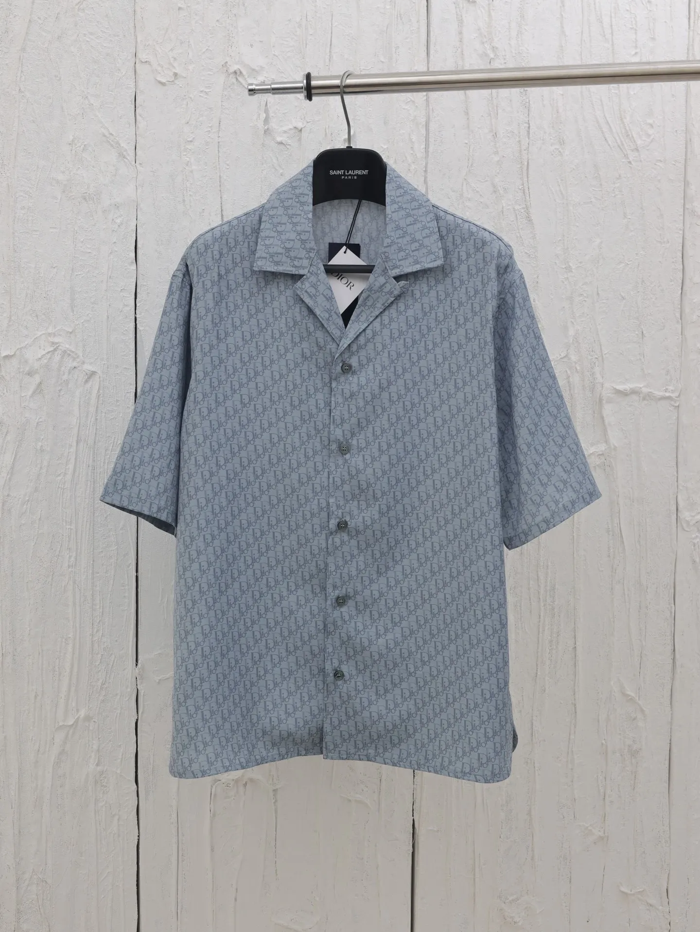 🅿️450 Dio*/Dior mulberry silk and cotton blended jacquard fabric Obliaue jacquard suit short-sleeved shirt This is from the 2024 beachwear limited series, highlighting the classic Oblique print. Carefully crafted from green mulberry silk and cotton blended jacquard fabrics, the arc-shaped hem design highlights a casual style. Wear with the matching pieces for a sophisticated summer look.  Size：S/M/L/XL