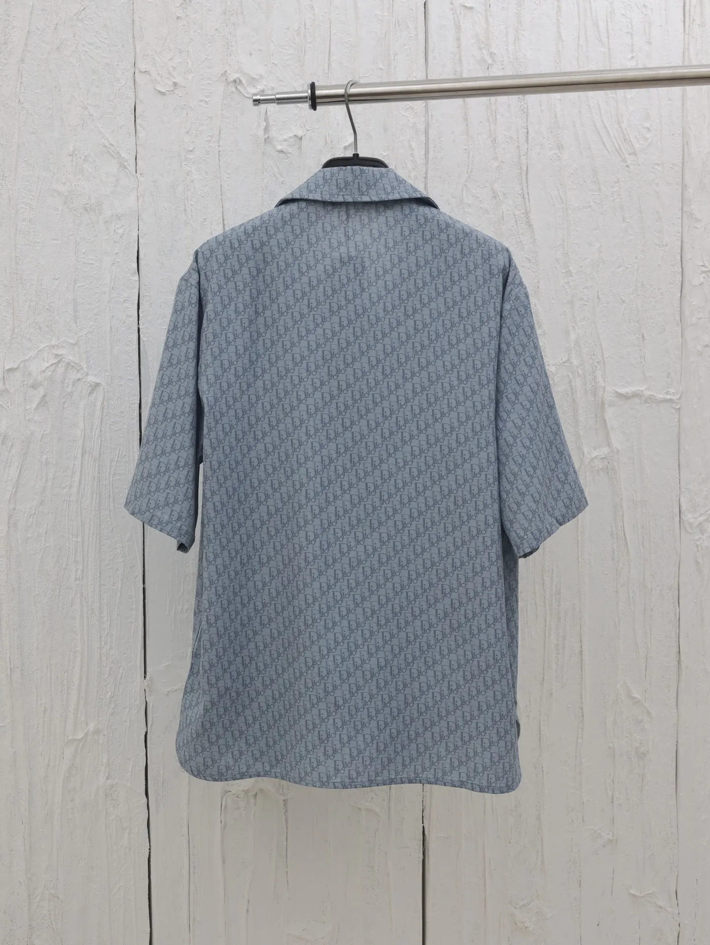 🅿️450 Dio*/Dior mulberry silk and cotton blended jacquard fabric Obliaue jacquard suit short-sleeved shirt This is from the 2024 beachwear limited series, highlighting the classic Oblique print. Carefully crafted from green mulberry silk and cotton blended jacquard fabrics, the arc-shaped hem design highlights a casual style. Wear with the matching pieces for a sophisticated summer look.  Size：S/M/L/XL