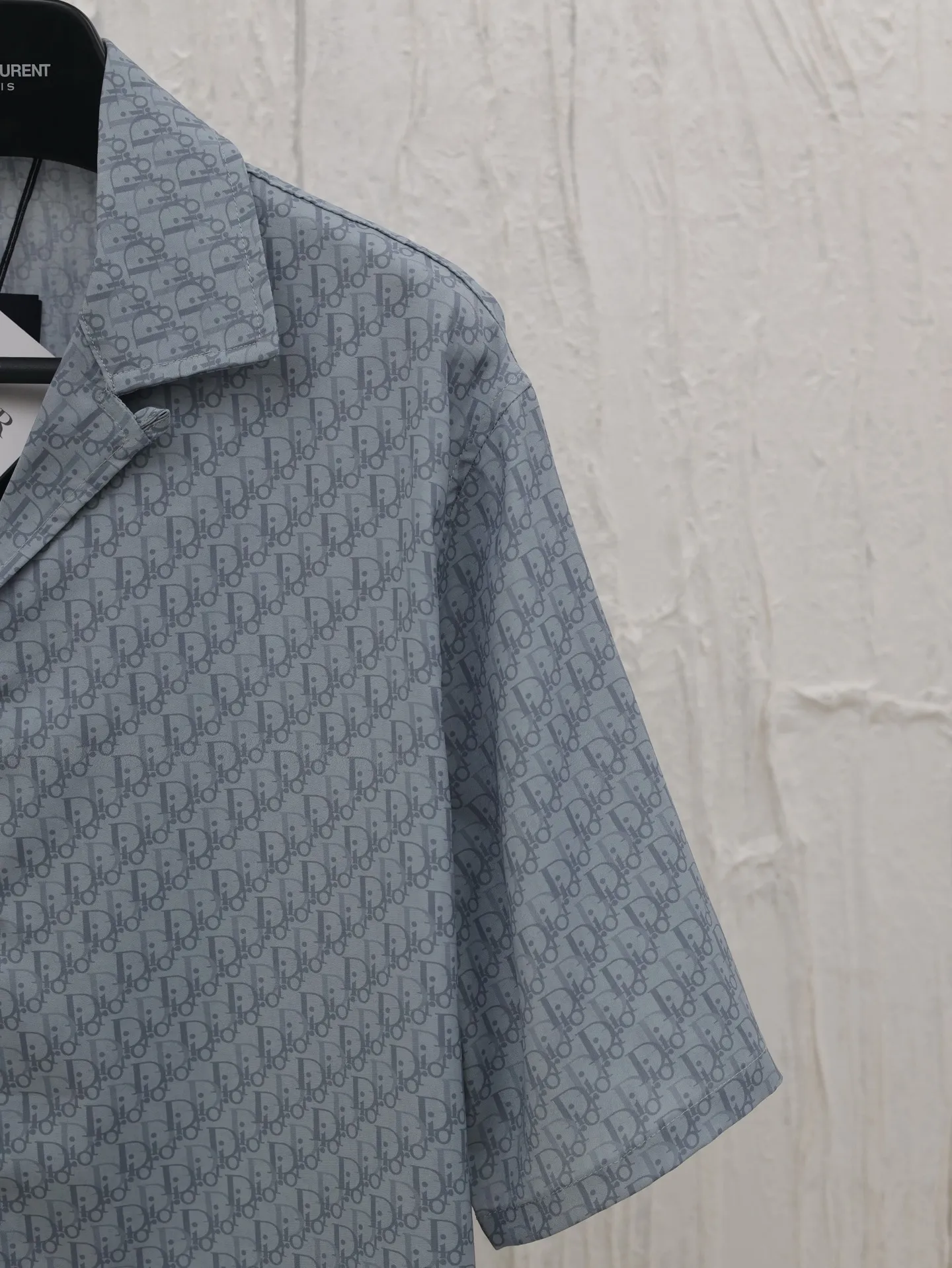 🅿️450 Dio*/Dior mulberry silk and cotton blended jacquard fabric Obliaue jacquard suit short-sleeved shirt This is from the 2024 beachwear limited series, highlighting the classic Oblique print. Carefully crafted from green mulberry silk and cotton blended jacquard fabrics, the arc-shaped hem design highlights a casual style. Wear with the matching pieces for a sophisticated summer look.  Size：S/M/L/XL