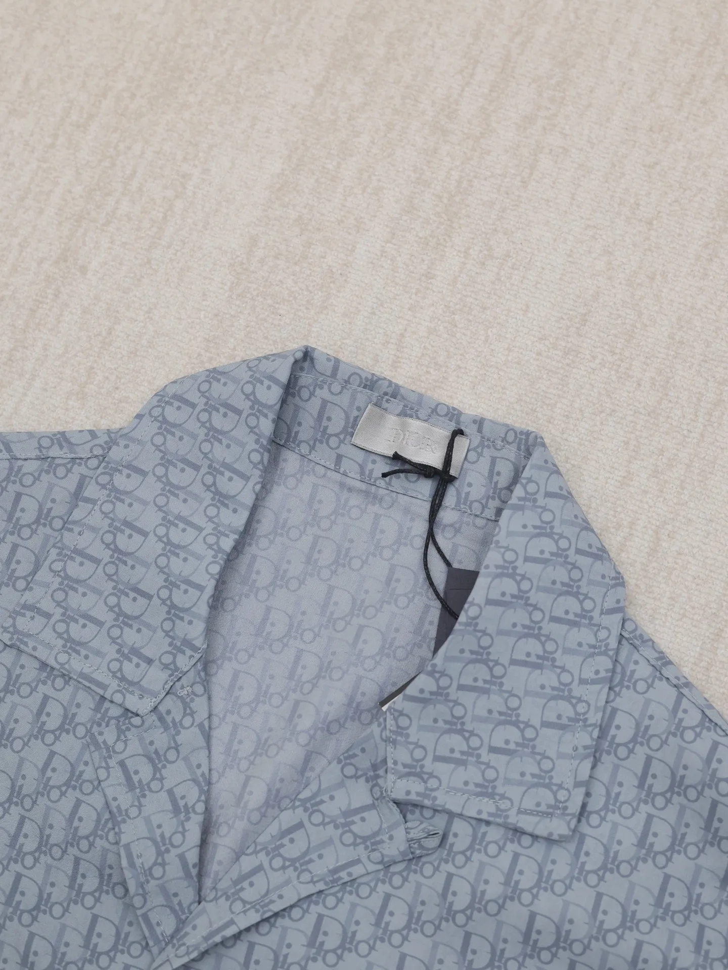 🅿️450 Dio*/Dior mulberry silk and cotton blended jacquard fabric Obliaue jacquard suit short-sleeved shirt This is from the 2024 beachwear limited series, highlighting the classic Oblique print. Carefully crafted from green mulberry silk and cotton blended jacquard fabrics, the arc-shaped hem design highlights a casual style. Wear with the matching pieces for a sophisticated summer look.  Size：S/M/L/XL