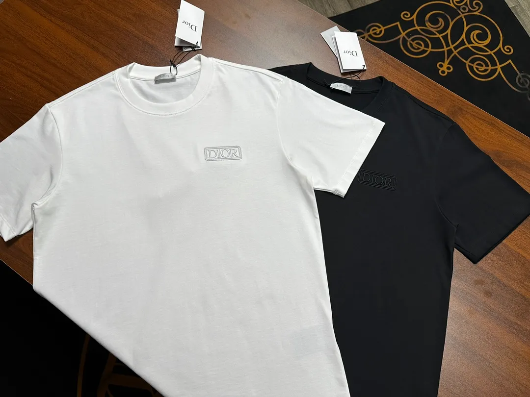 🅿️200 Dior short-sleeved T-shirt Technique: Embroidery Size: S~XL Color: Black White Fabric: combed tight cotton cover 280g, soft to the touch, meticulous workmanship. The same loose fit for men and women!