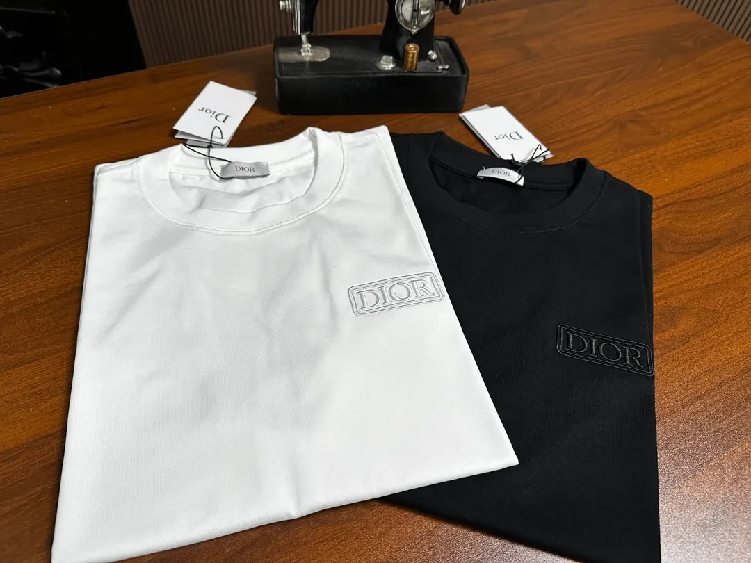 🅿️200 Dior short-sleeved T-shirt Technique: Embroidery Size: S~XL Color: Black White Fabric: combed tight cotton cover 280g, soft to the touch, meticulous workmanship. The same loose fit for men and women!