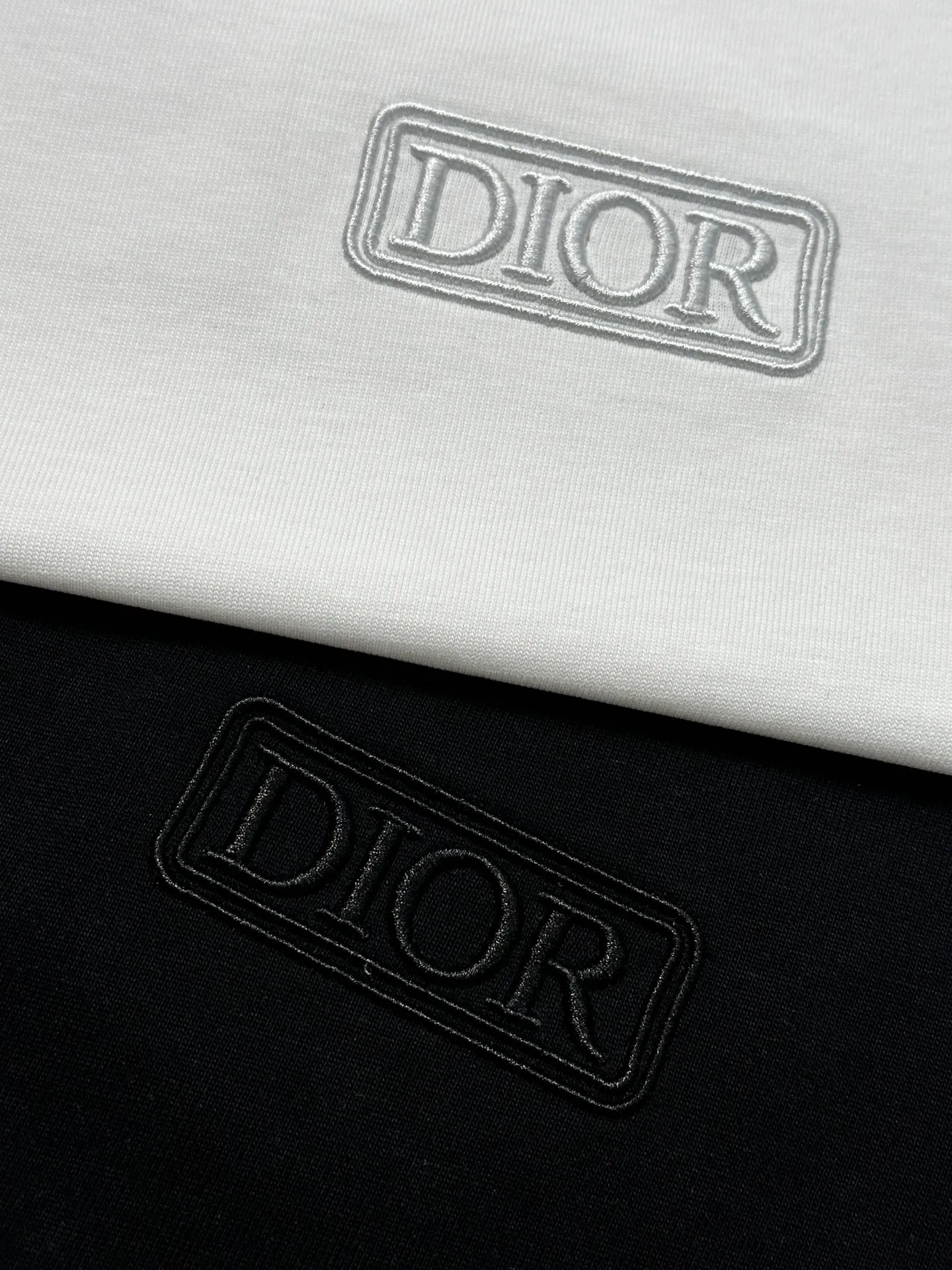 🅿️200 Dior short-sleeved T-shirt Technique: Embroidery Size: S~XL Color: Black White Fabric: combed tight cotton cover 280g, soft to the touch, meticulous workmanship. The same loose fit for men and women!