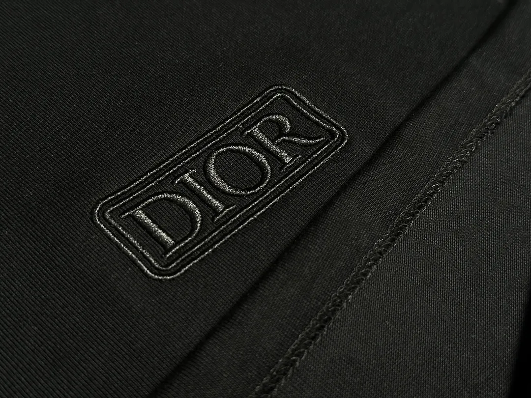 🅿️200 Dior short-sleeved T-shirt Technique: Embroidery Size: S~XL Color: Black White Fabric: combed tight cotton cover 280g, soft to the touch, meticulous workmanship. The same loose fit for men and women!