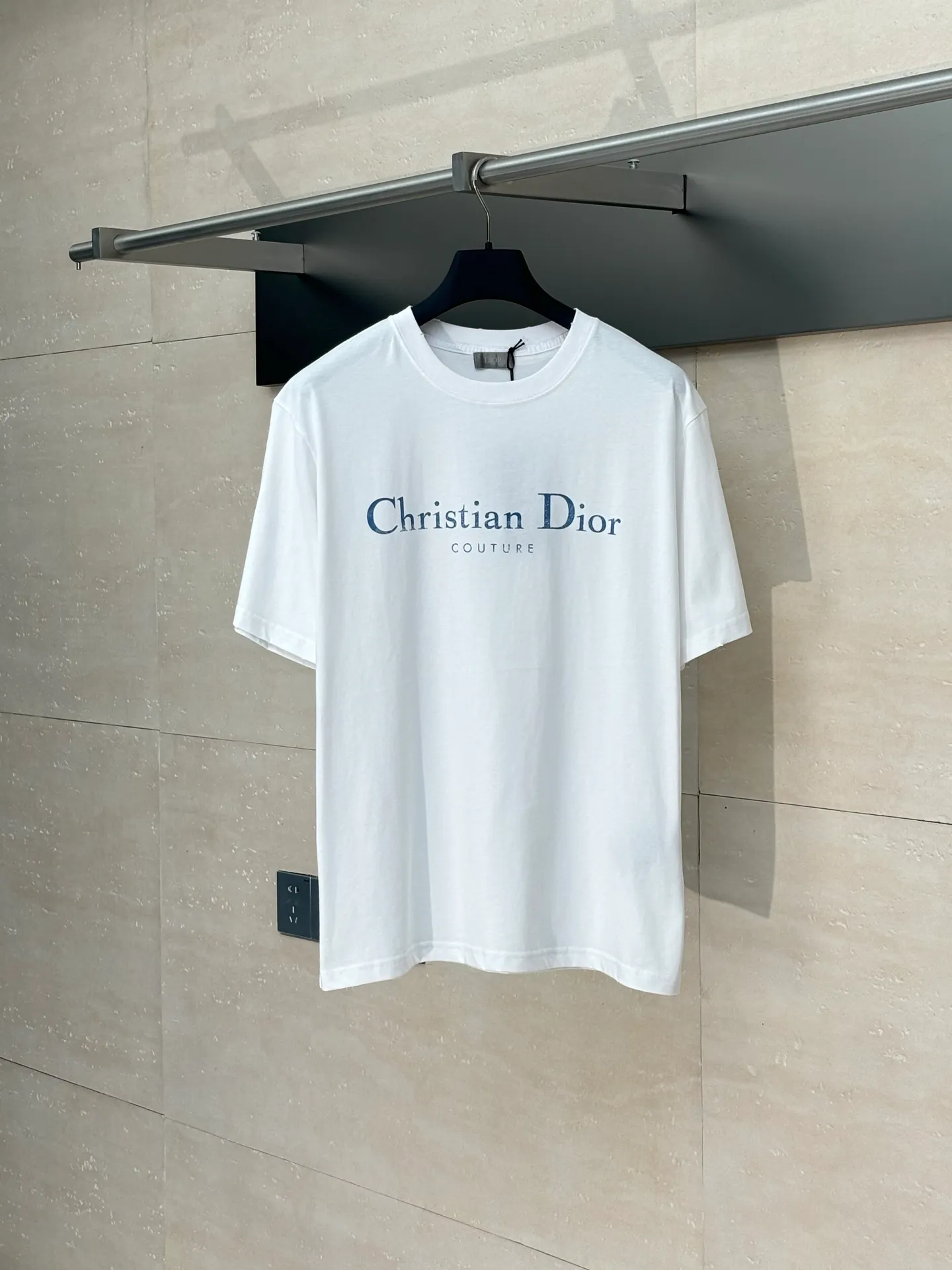 🅿️256 Dio*/Dior 25Ss new mottled letter printed holed short sleeves on the chest. Imported pure cotton fabric, crisp appearance, with the soft characteristics of cotton fabric. Breathable and dry, it can quickly discharge moisture and not stick to the body when sweating. High-density dot printing process. There is a subtle blurring design effect in the printing effect. The film screen is made of extremely fine gauze material. Adjust the depiction on the film according to the number of dots on the actual object. The production of restoration is difficult, and the slurry is fine and has good mesh passing ability. The whole piece is positioned and washed and frayed. The design combines the elements of "frayed" and "knitted". The irregular frayed design of the whole body gives simple garments a rebellious sense of destruction. The stone grinding washing process positions the holes. The garment products use a stone mill laser positioning to manually destroy the wear effect. Every frayed place is made by hand, so that the natural wear of the fabric can achieve the most harmonious visual effect. After stone grinding and washing, it can show a strong retro atmosphere. Size：S/M/L